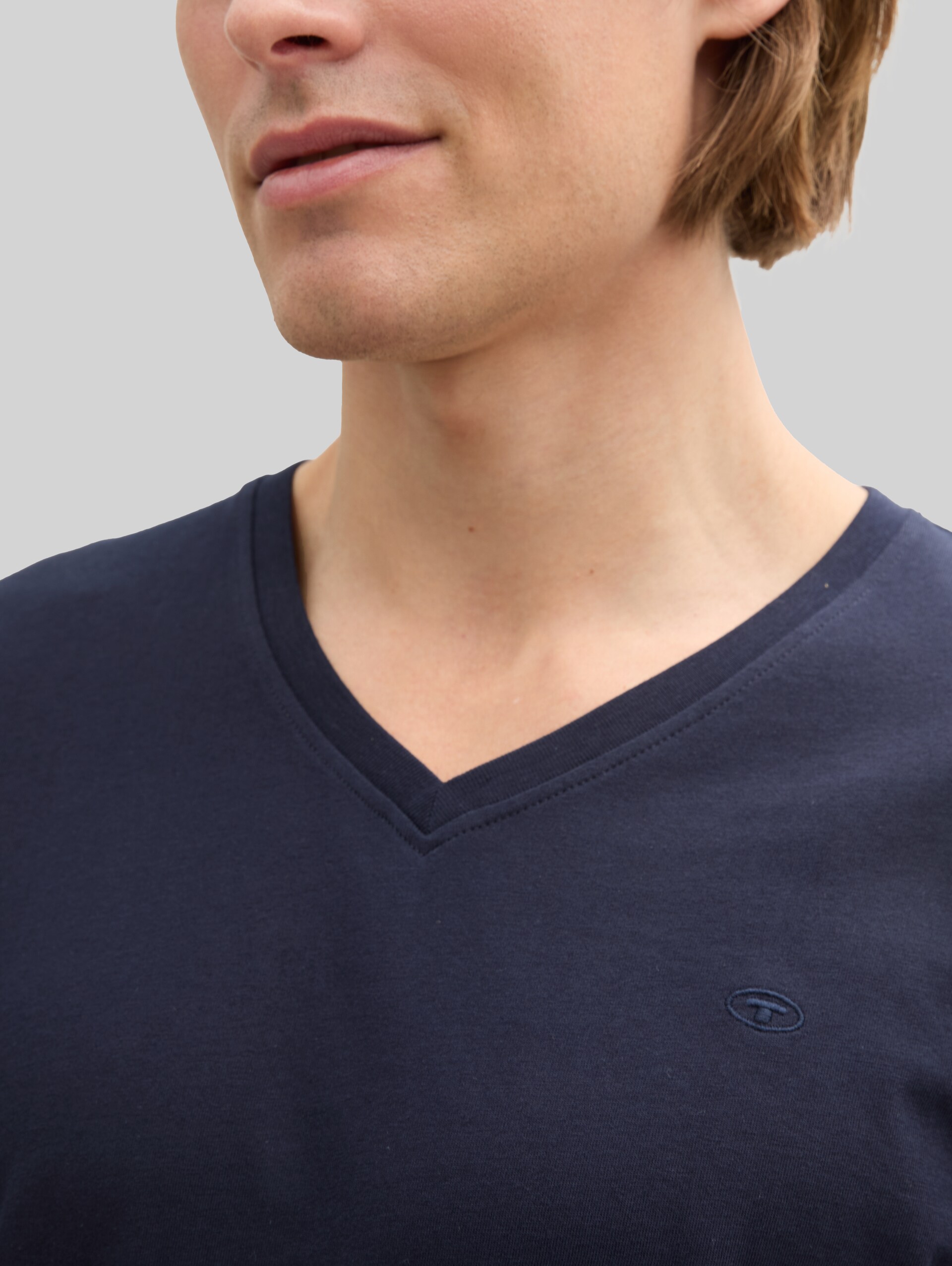 T-shirt basique à col en V - Knitted Navy - Vue détaillée du modèle