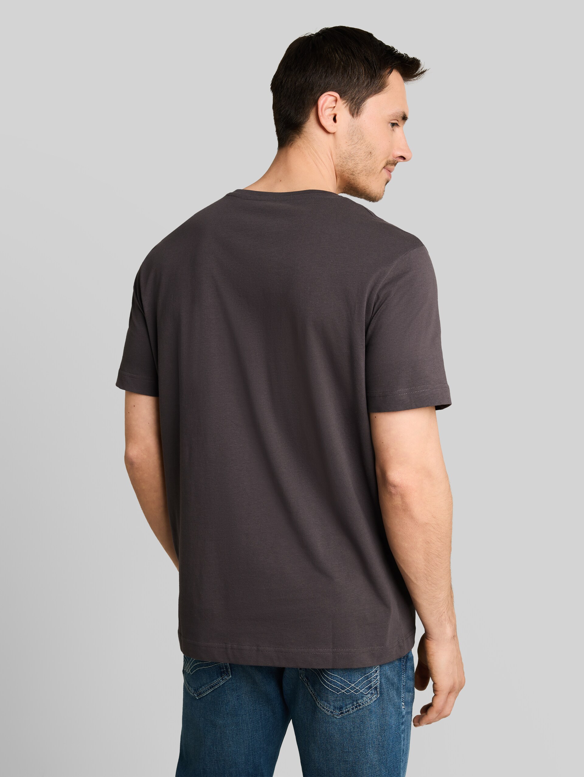 Basic T-Shirt mit V-Ausschnitt - Tarmac Grey - Auschnitt Model-Rückansicht