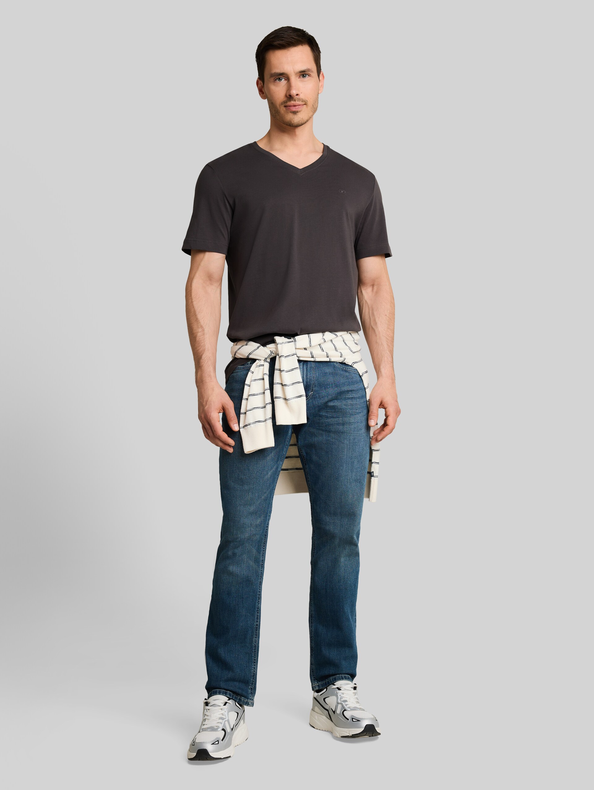 Basic T-Shirt mit V-Ausschnitt - Tarmac Grey - Model-Vorderansicht