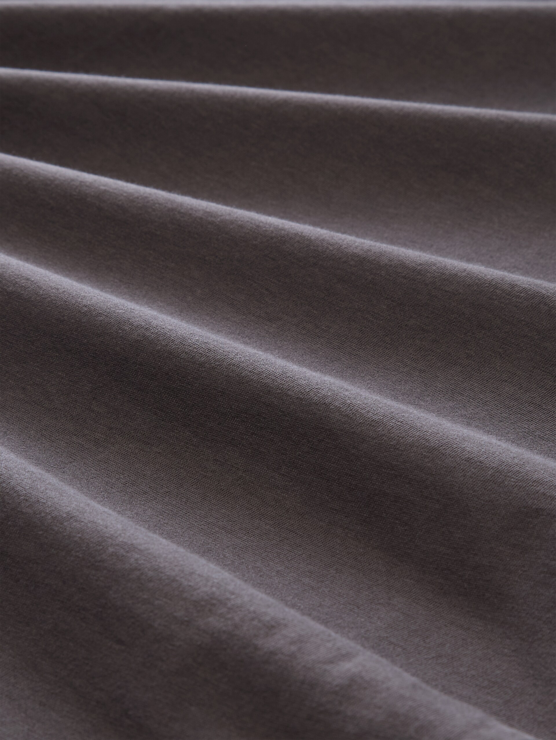 Basic T-Shirt mit V-Ausschnitt - Tarmac Grey - Material-Ansicht
