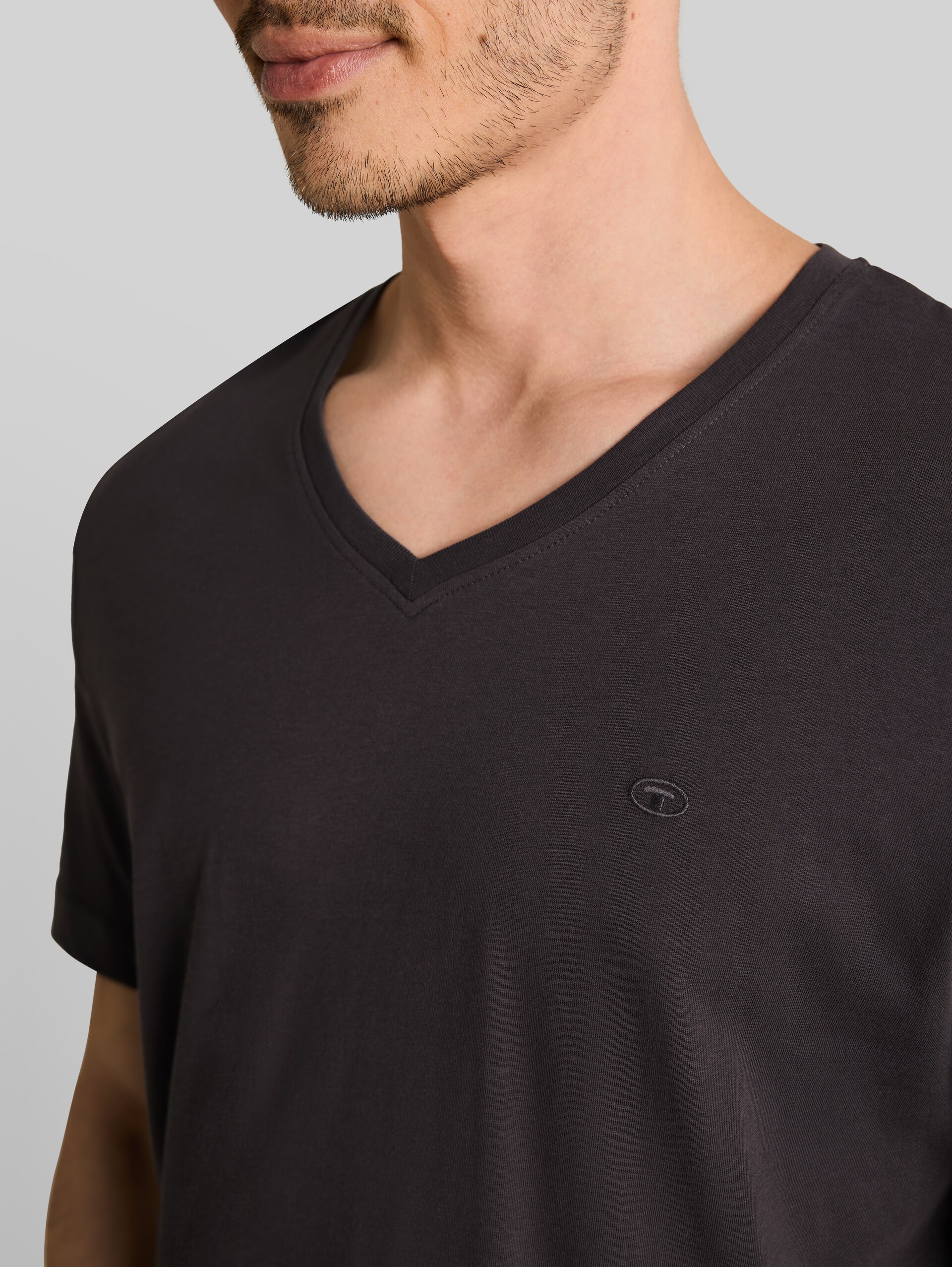 Basic T-Shirt mit V-Ausschnitt - Tarmac Grey - Detail-Model-Ansicht