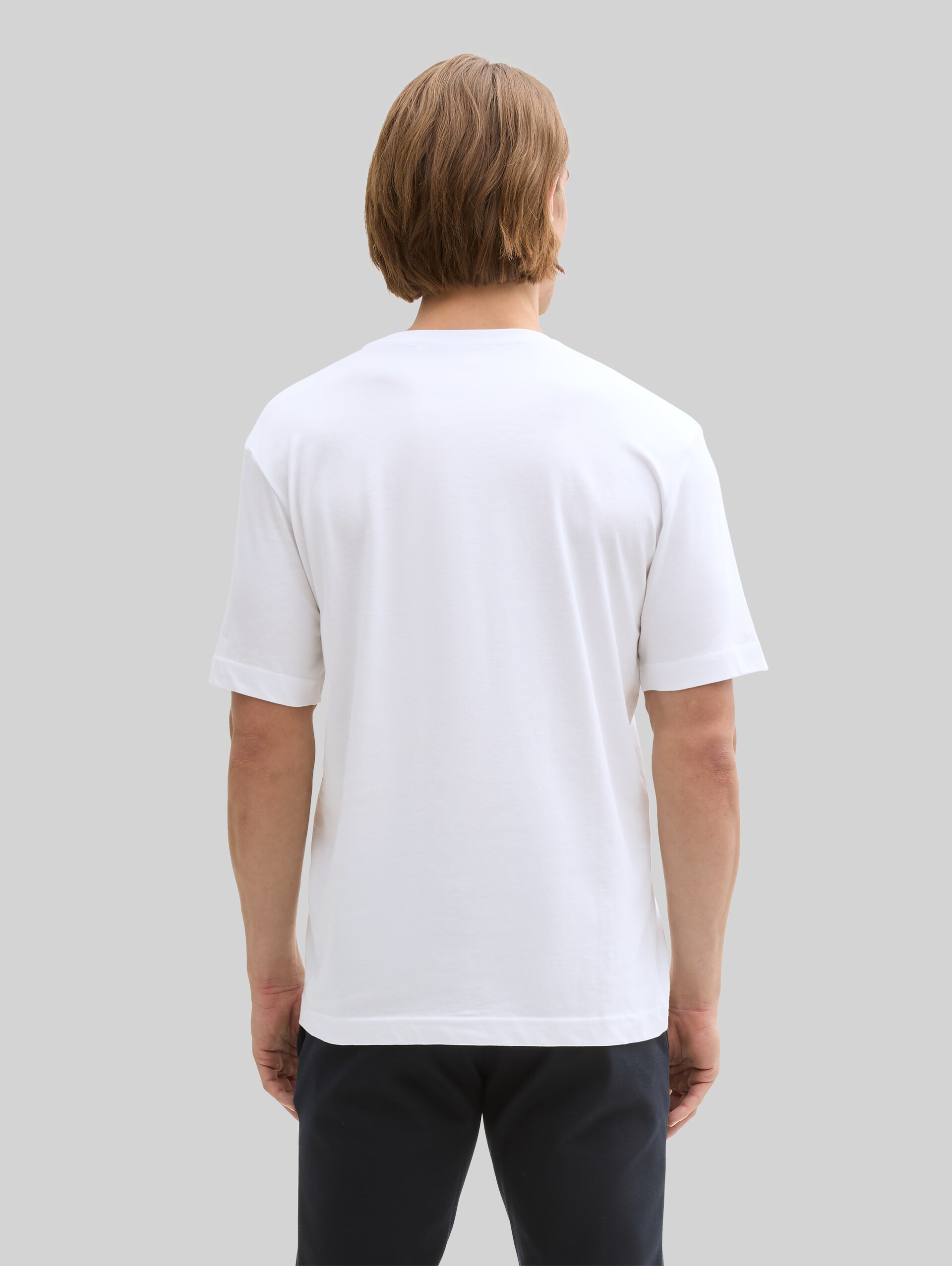 Basic T-shirt met V-hals - White - Neklijn model-achteraanzicht