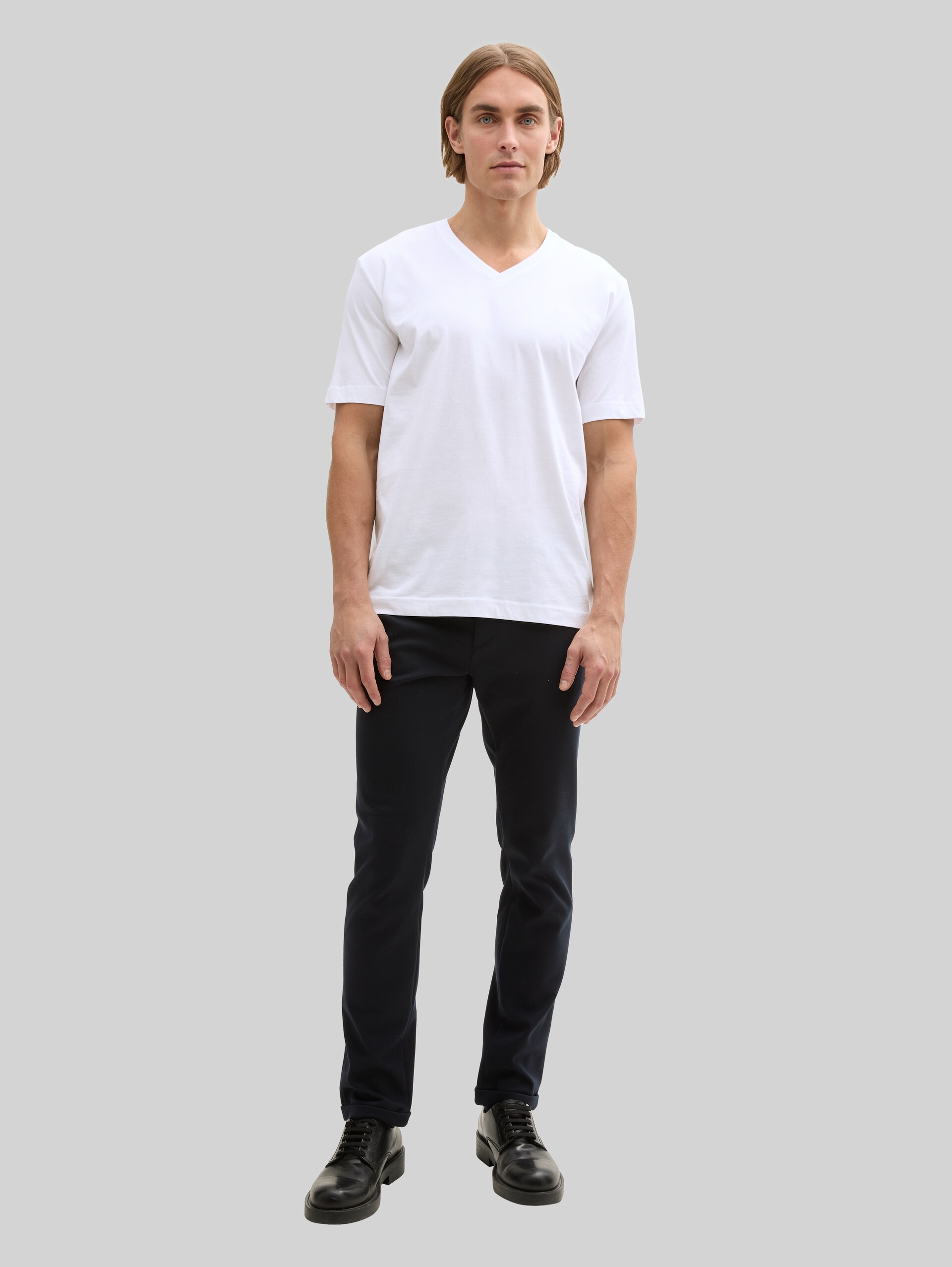 Basic T-shirt met V-hals - White - Model vooraanzicht