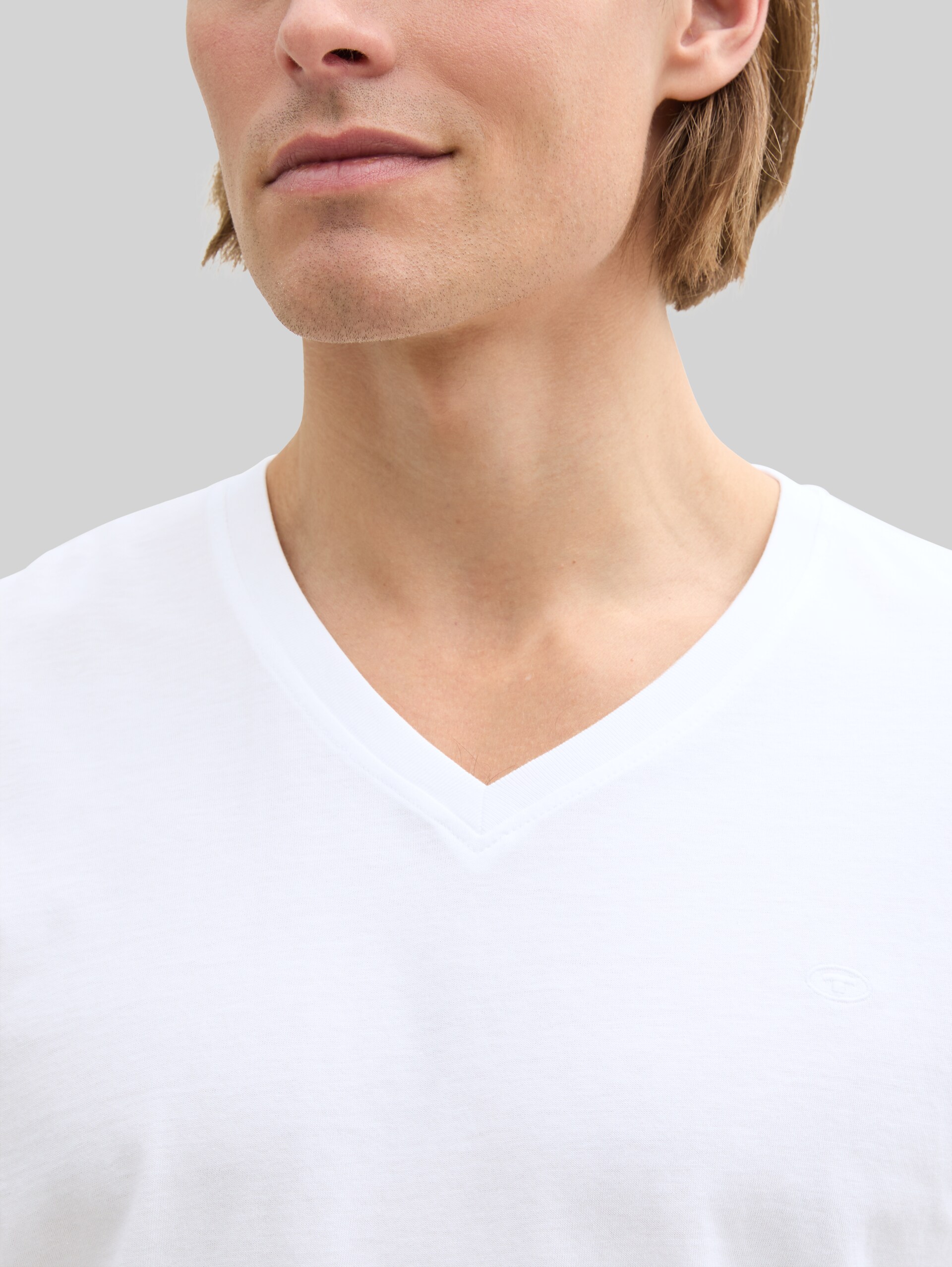 Basic T-shirt met V-hals - White - Detailaanzicht model