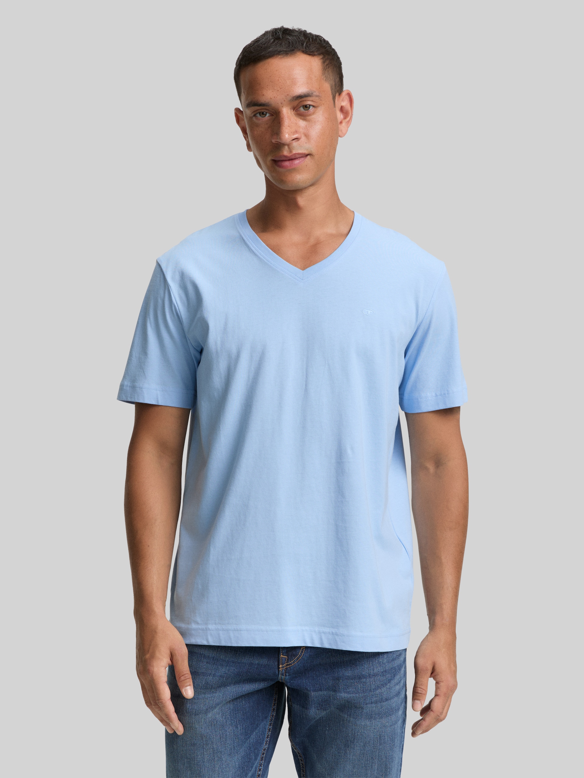 T-shirt basique à col en V - washed out middle blue - Découpe Vue de face du modèle