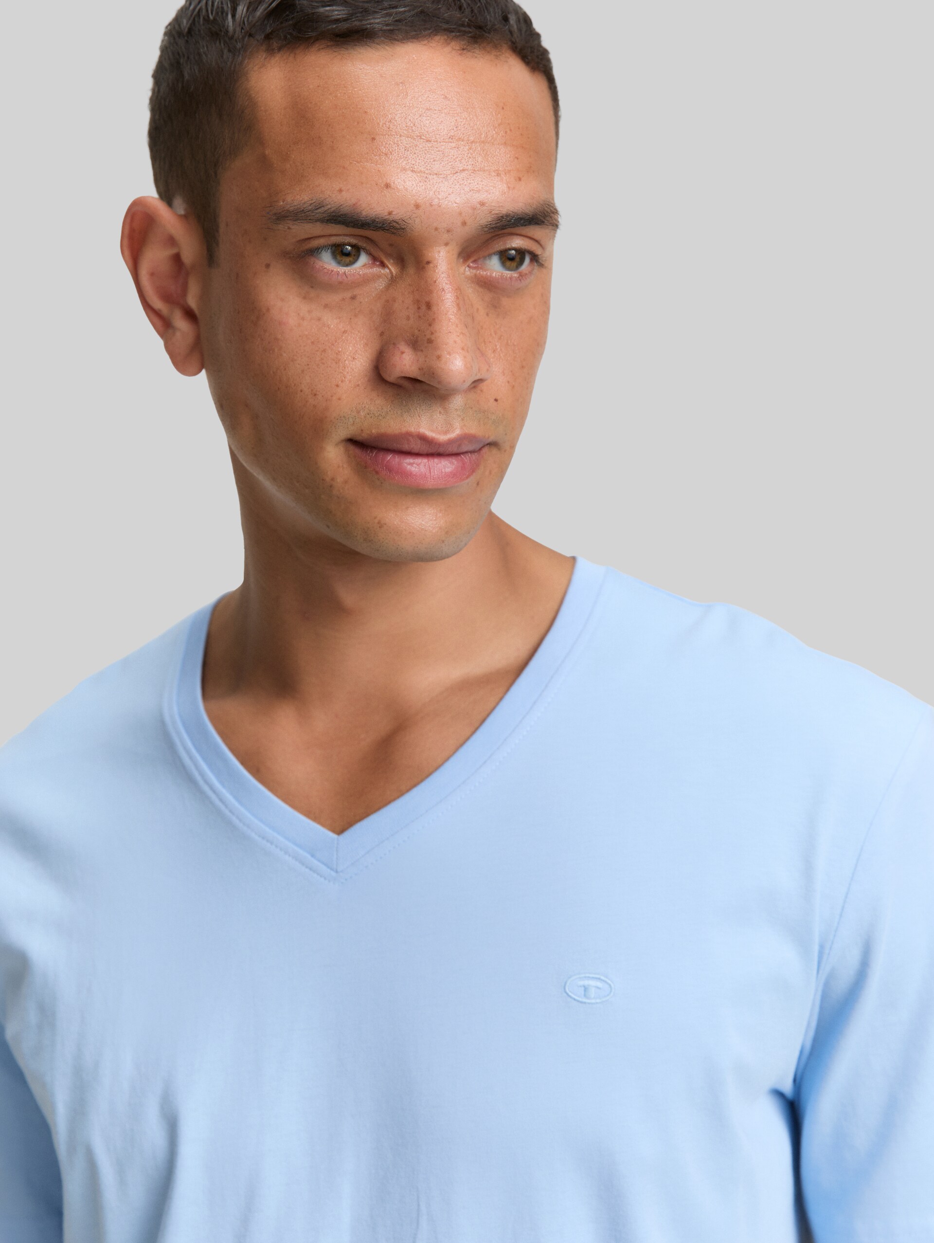 T-shirt basique à col en V - washed out middle blue - Vue détaillée du modèle