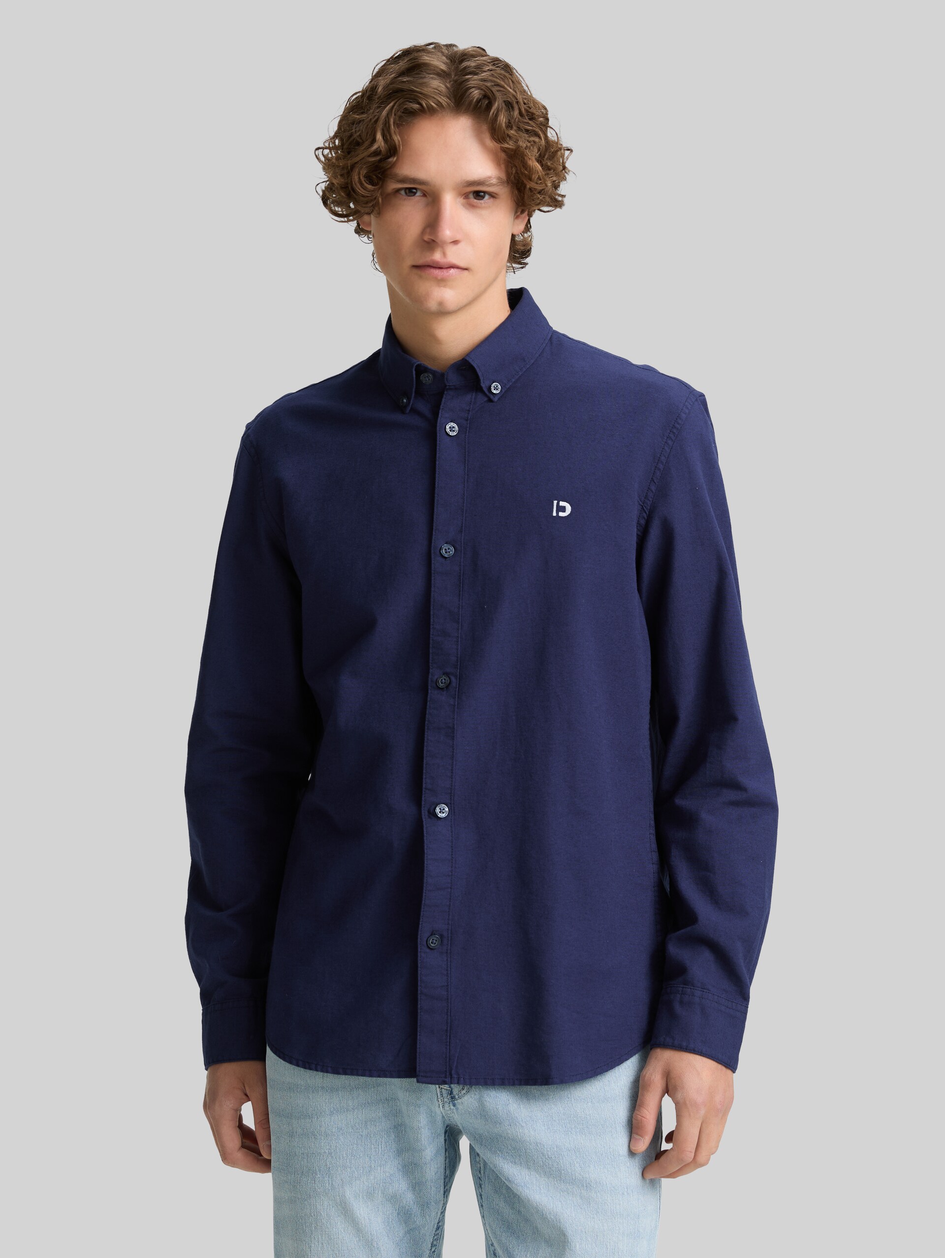 Oxford shirt with logo embroidery - dark blueberry - Neckline model front view