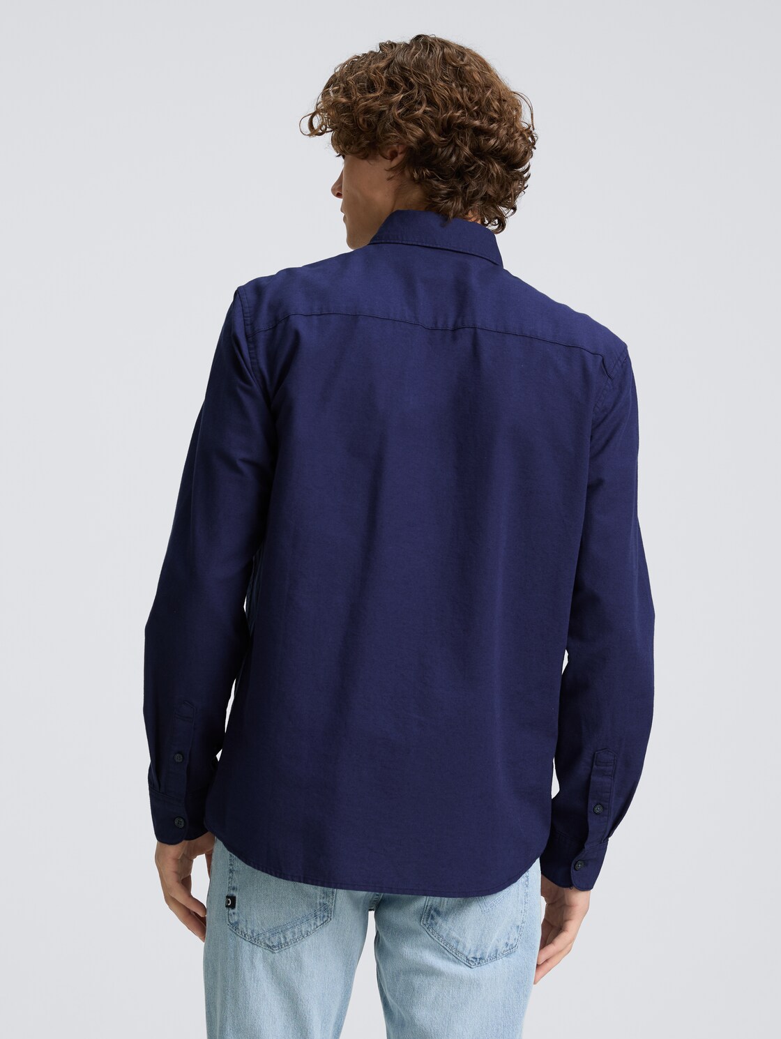 Oxford Hemd mit Logo-Stickerei - dark blueberry - Auschnitt Model-Rückansicht