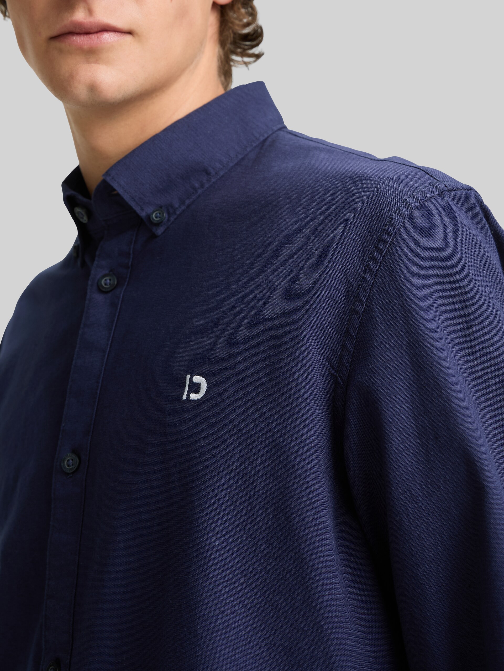 Oxford shirt with logo embroidery - dark blueberry - Detail model view