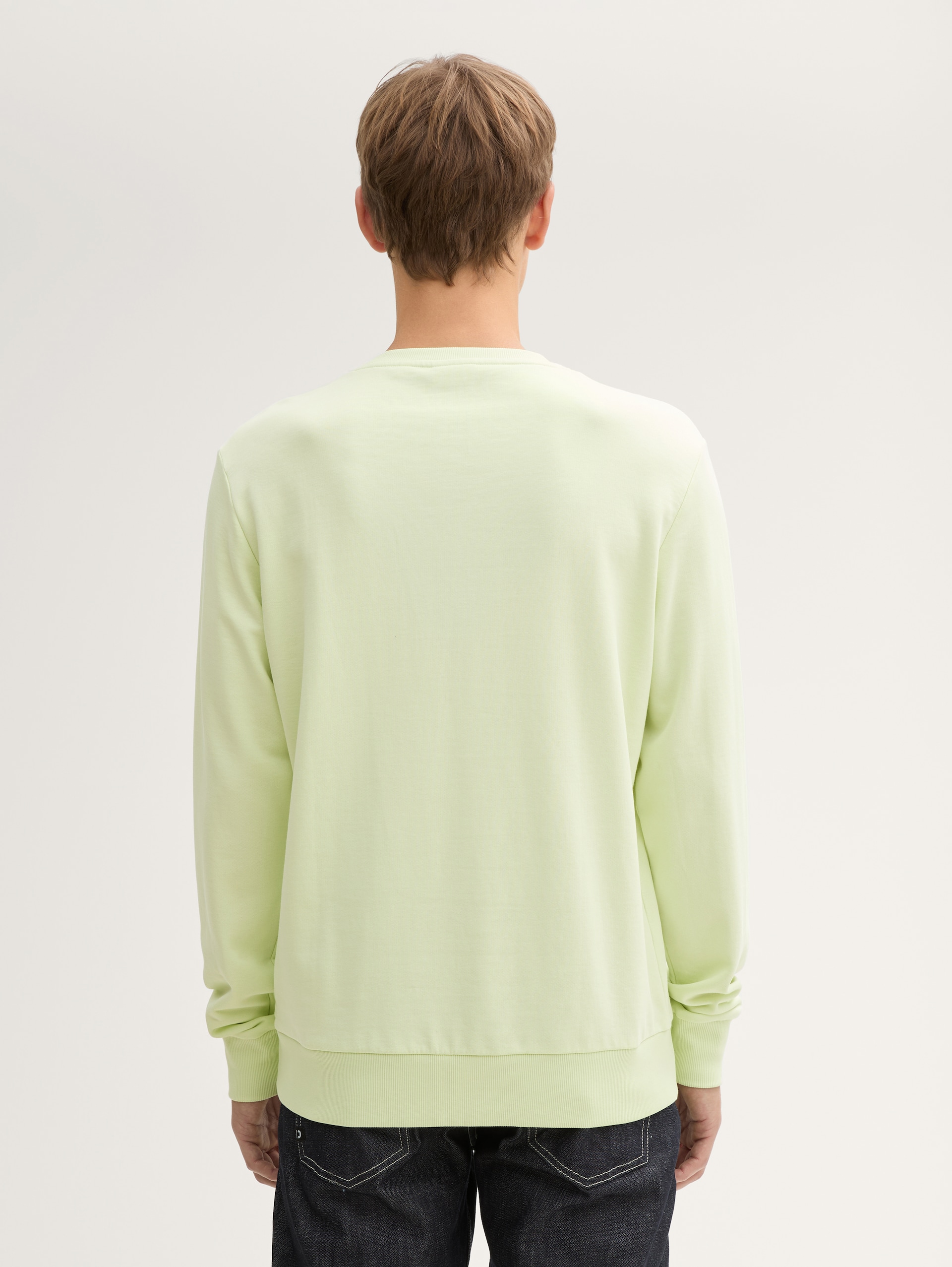 Sweatshirt mit Logo-Print - lime cream green - Auschnitt Model-Rückansicht