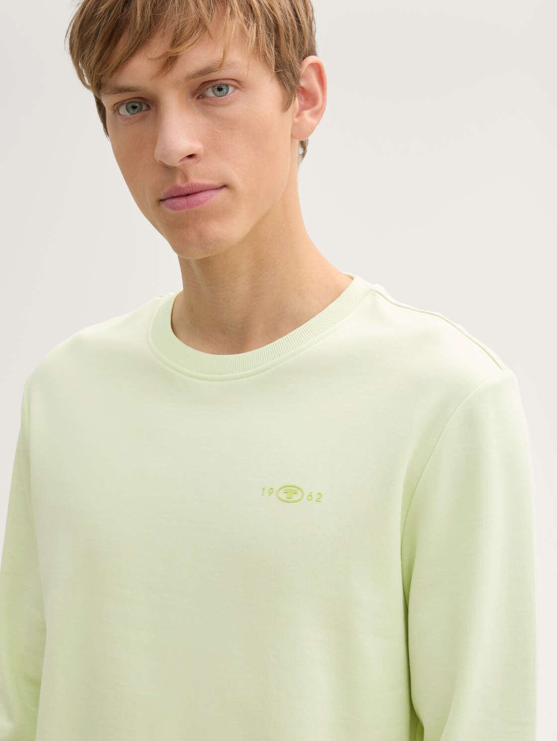 Sweatshirt mit Logo-Print - lime cream green - Detail-Model-Ansicht