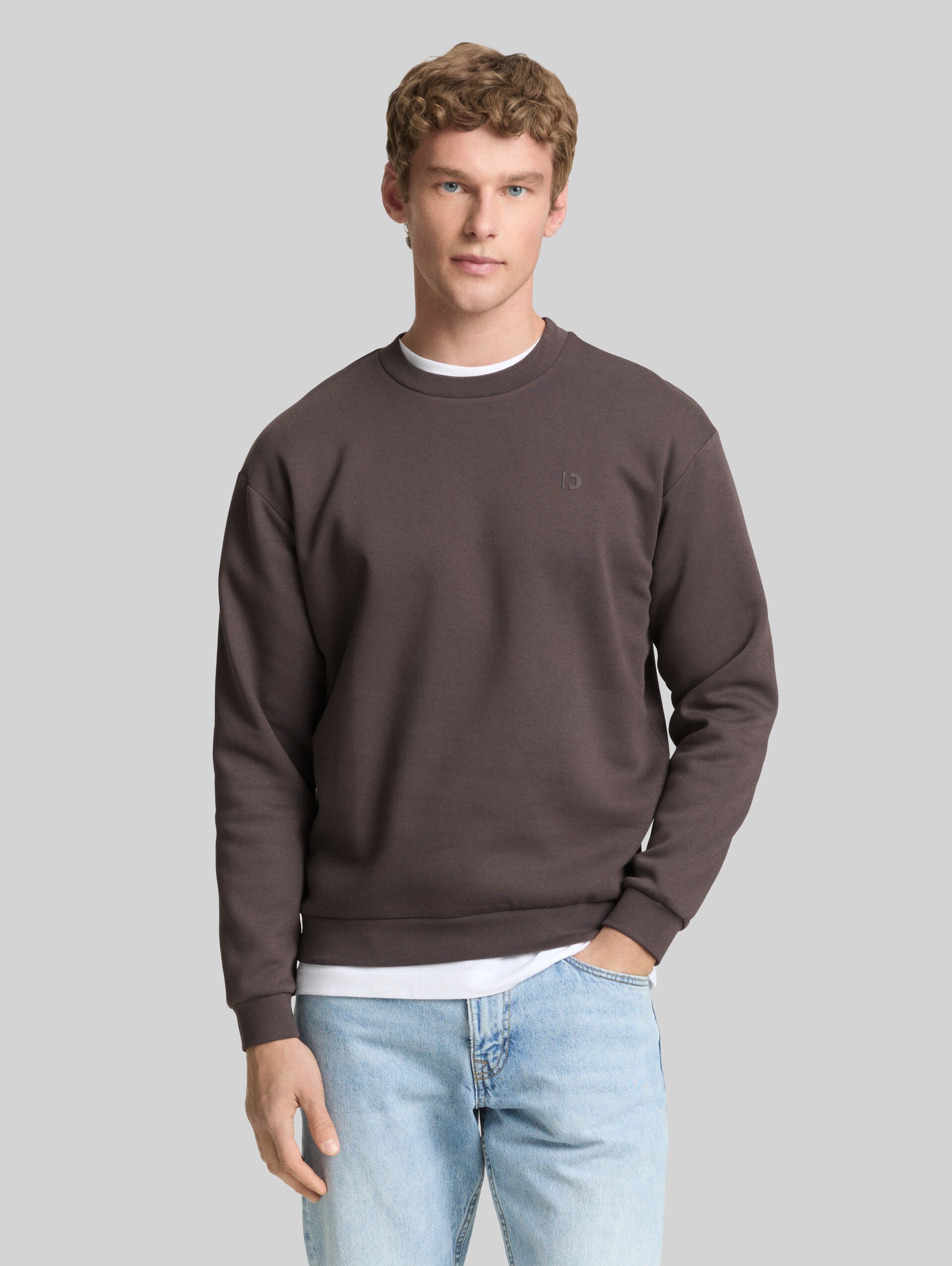 Sweat-shirt avec logo imprimé - Pavement Grey - Découpe Vue de face du modèle