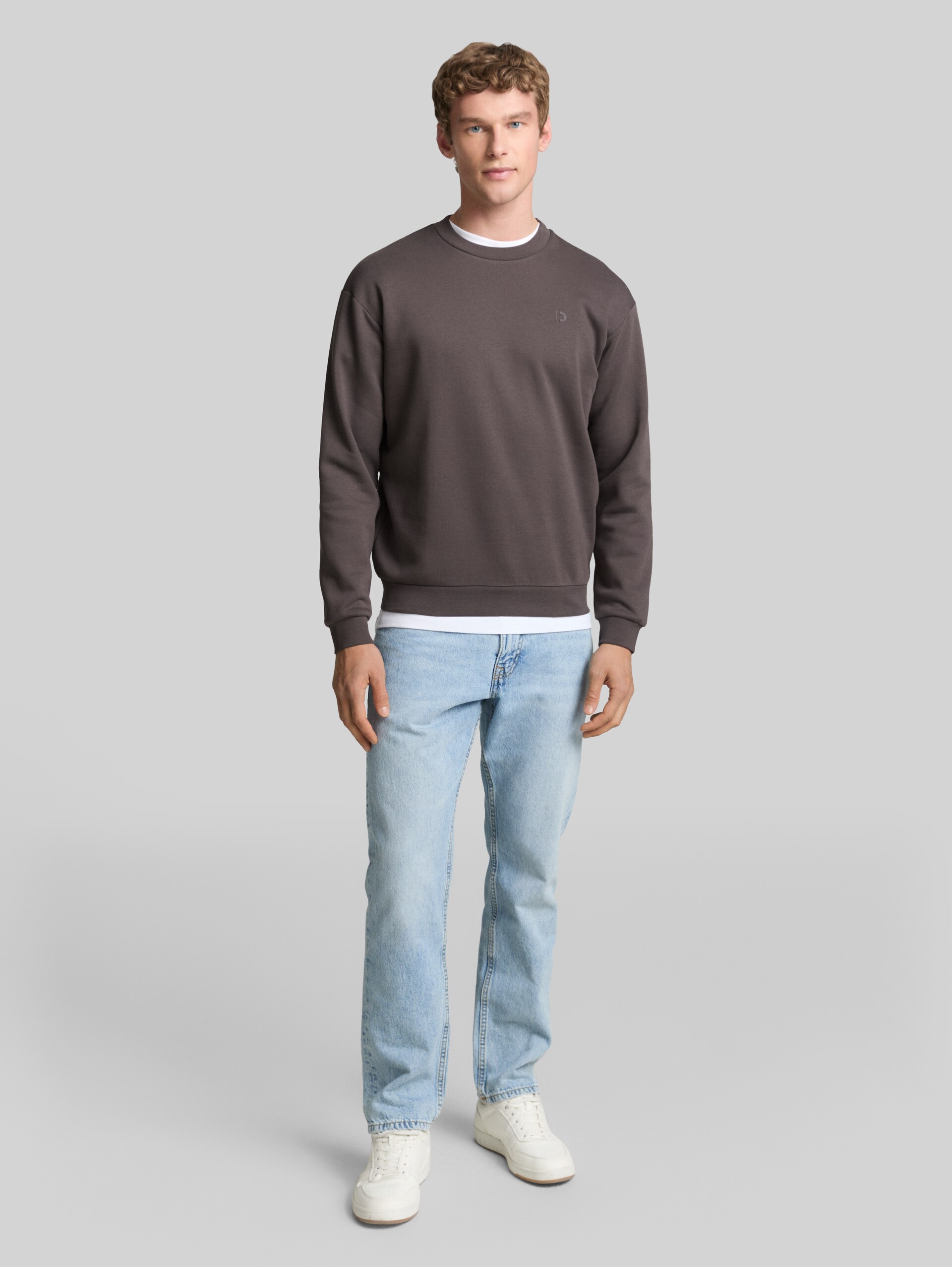 Sweat-shirt avec logo imprimé - Pavement Grey - Vue de face du modèle