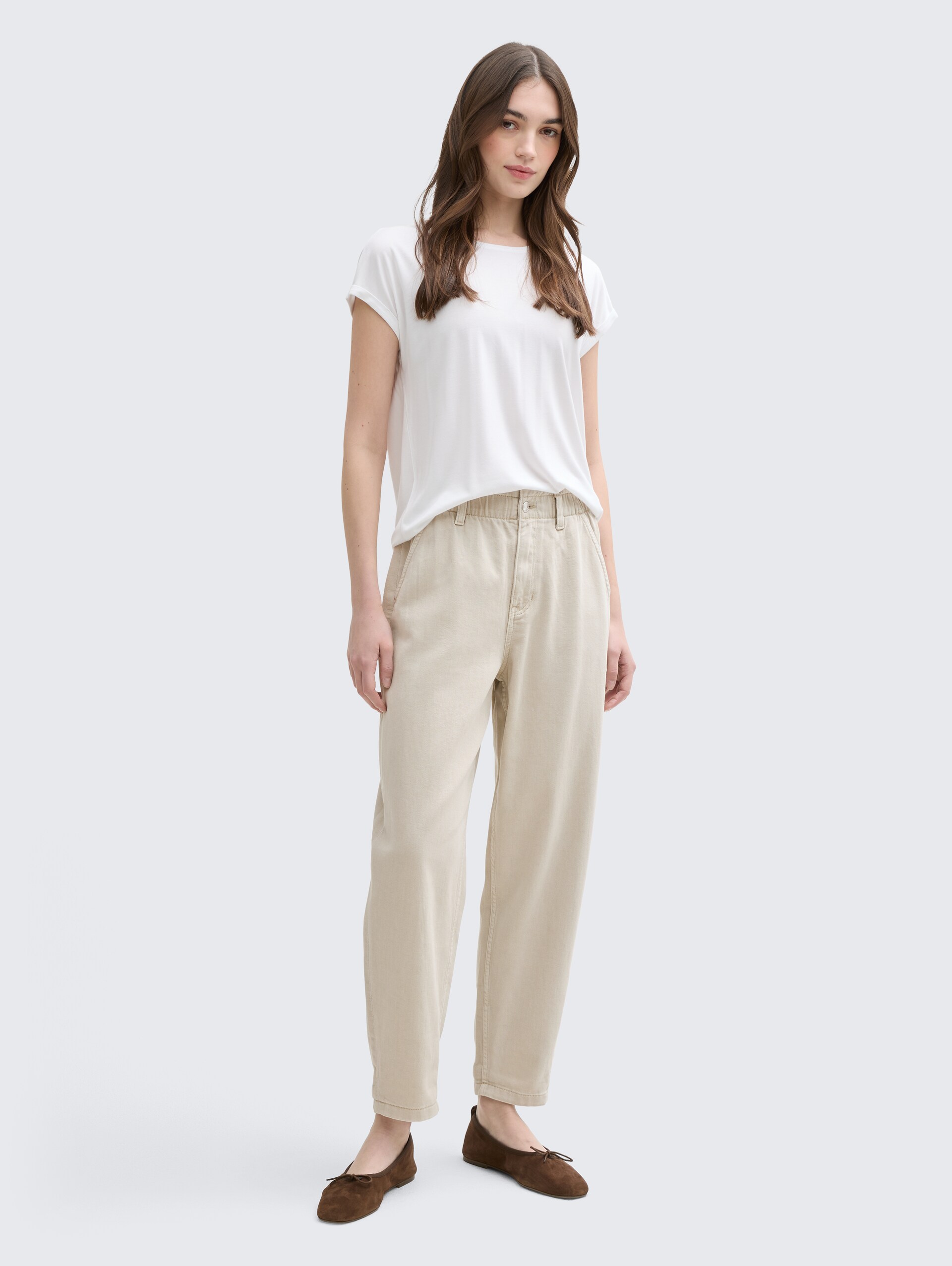 TTADEA BARREL Jeans - Beige Grey - Model-Vorderansicht