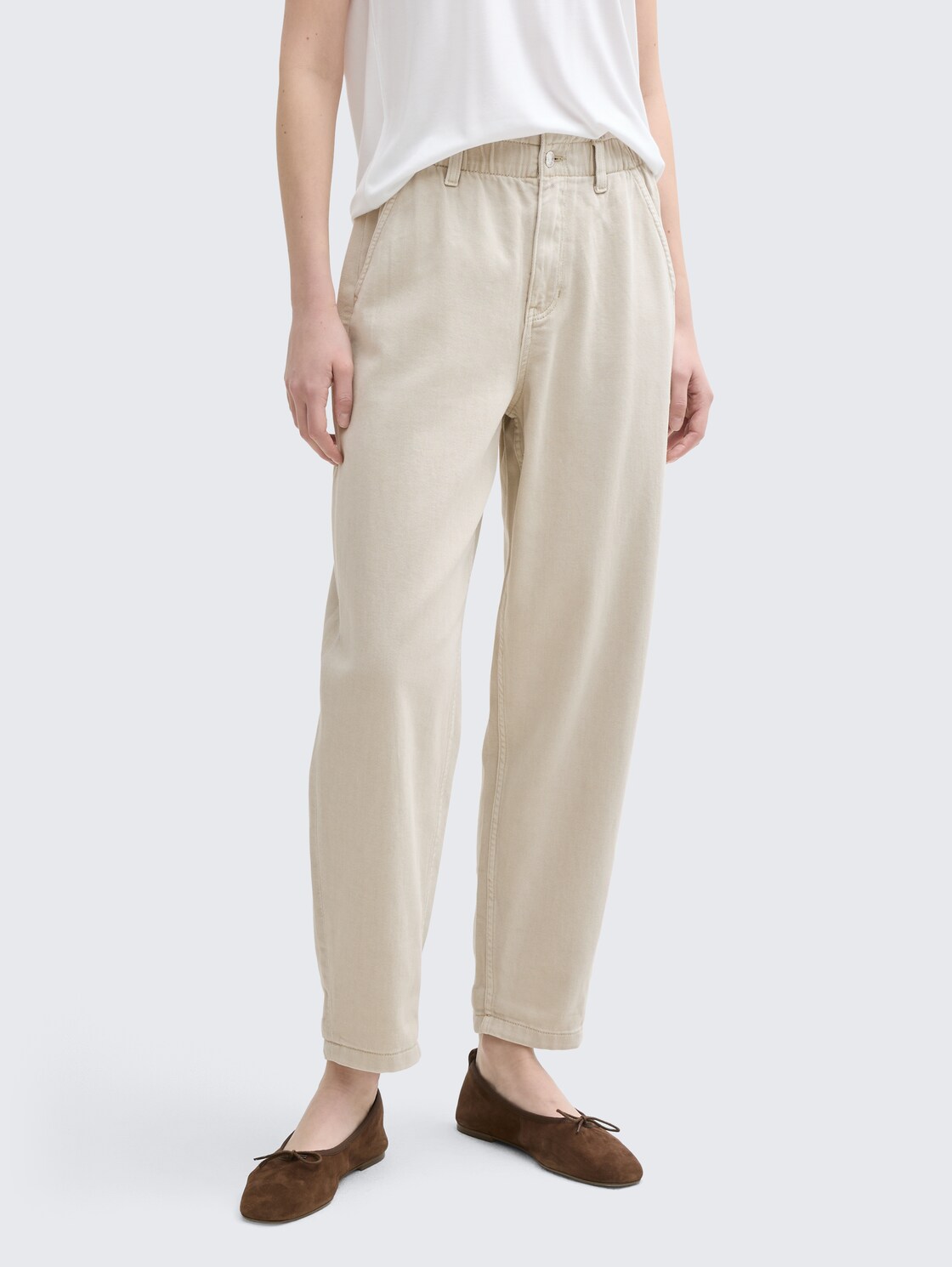 TTADEA BARREL Jeans - Beige Grey - Ausschnitt Model-Vorderansicht