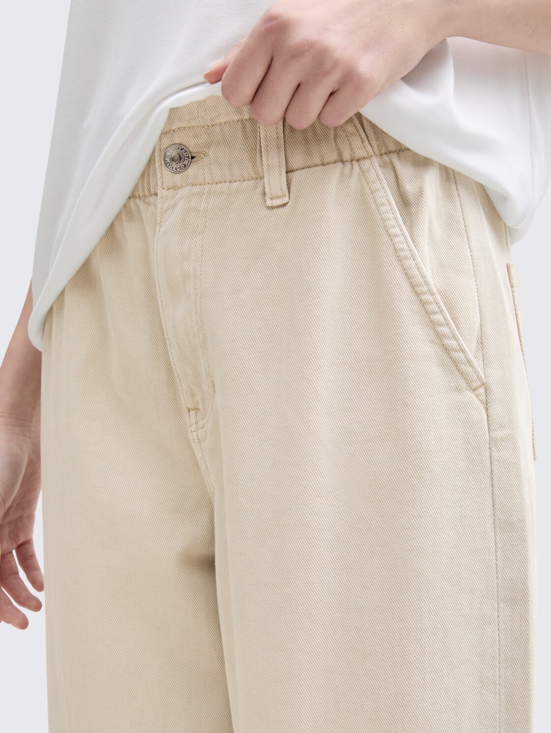 TTADEA BARREL Jeans - Beige Grey - Detail-Model-Ansicht