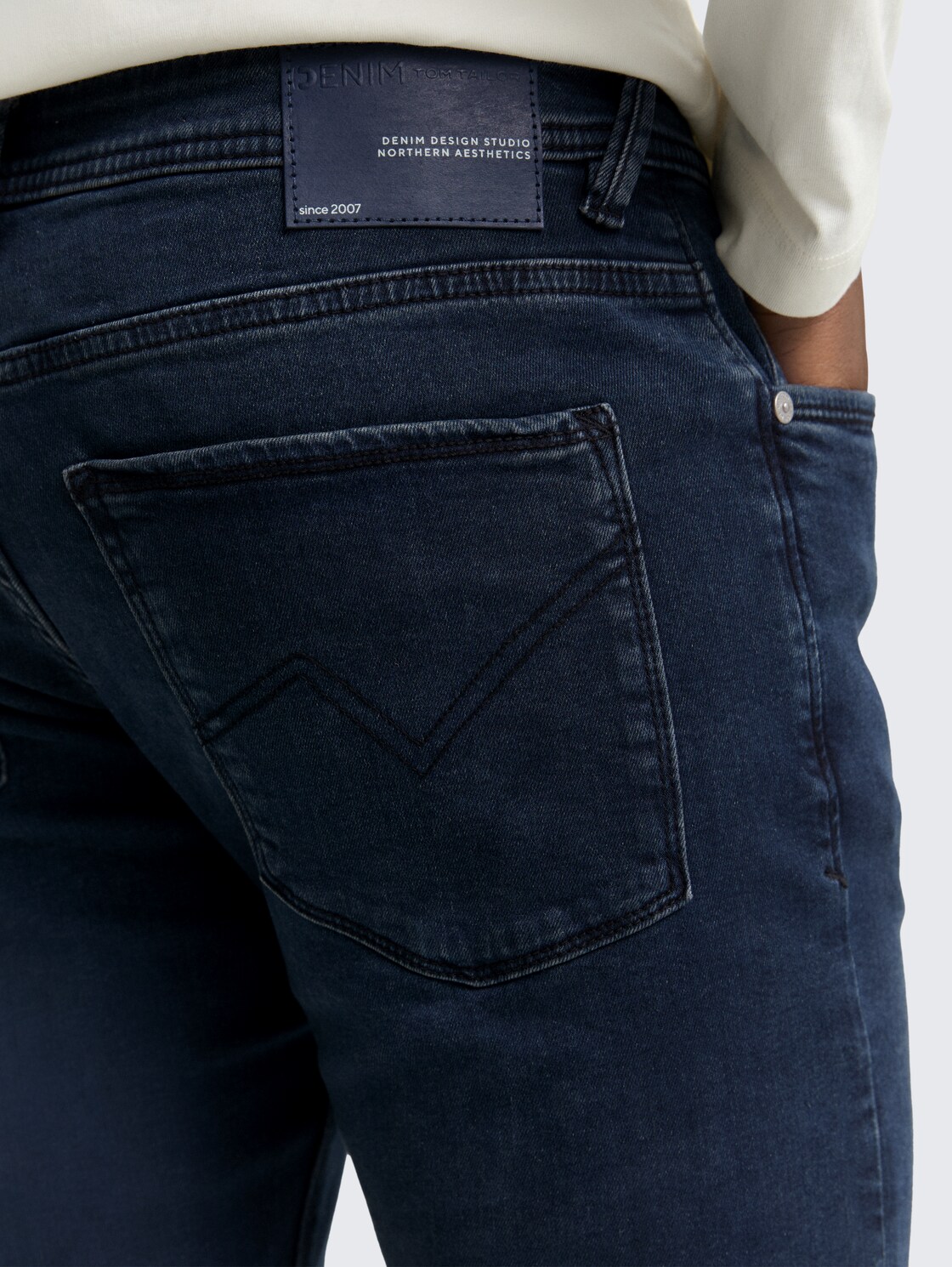 TTPIERS SLIM Jeans - dark stone blue black denim - Detail-Model-Ansicht