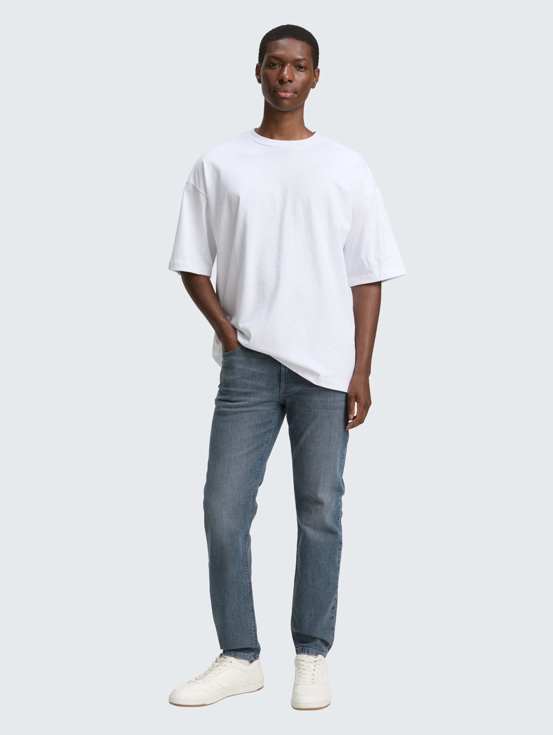 TTBRYDEN TAPERED Jeans - mid stone blue grey denim - Model-Vorderansicht