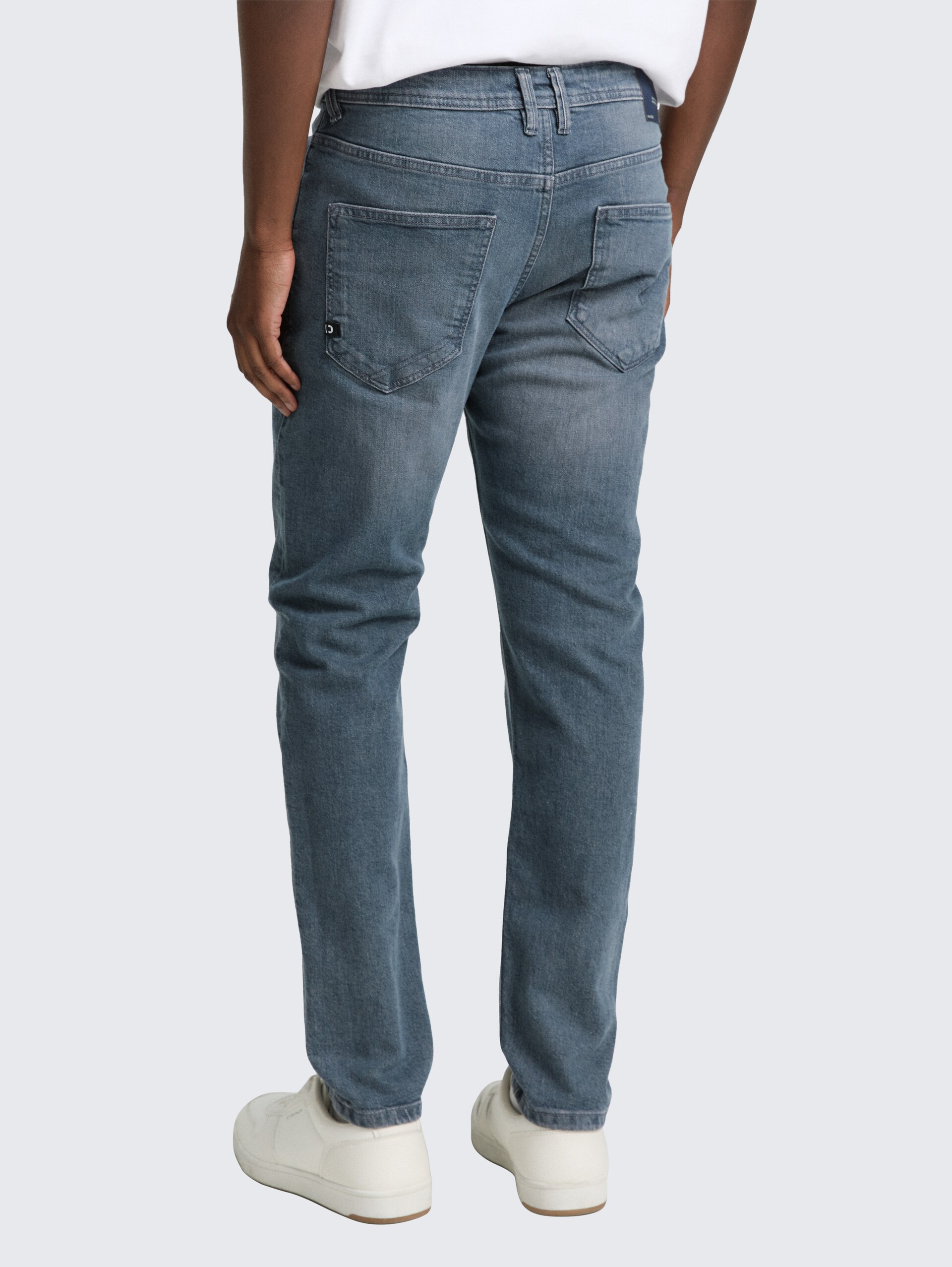 TTBRYDEN TAPERED Jeans - mid stone blue grey denim - Auschnitt Model-Rückansicht