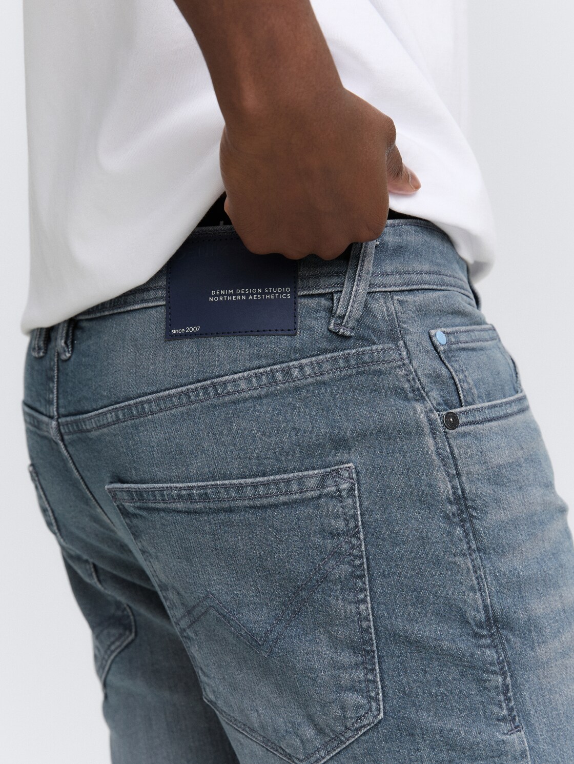 TTBRYDEN TAPERED Jeans - mid stone blue grey denim - Detail-Model-Ansicht