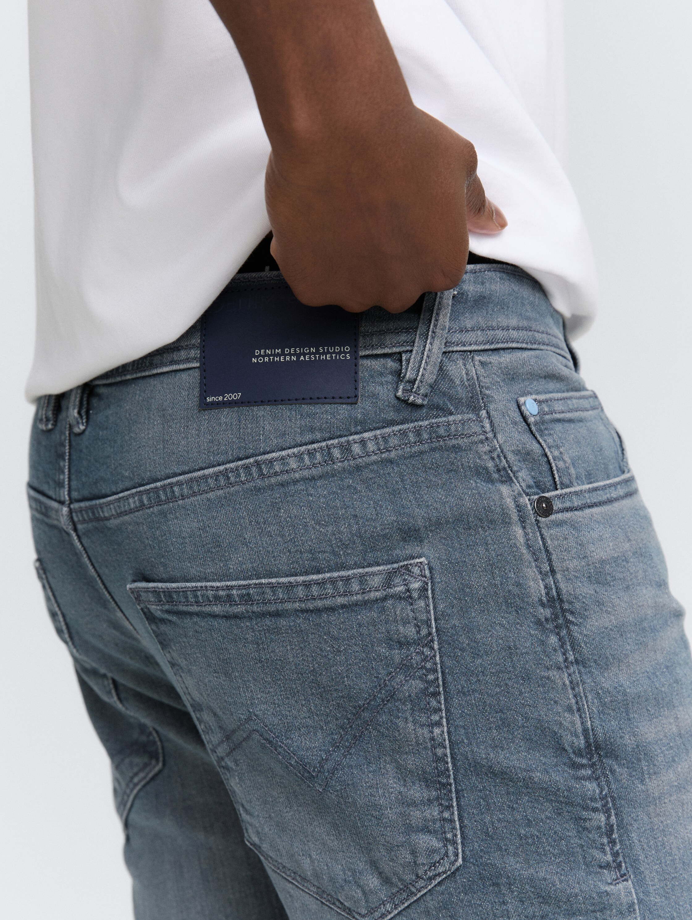 TTBRYDEN TAPERED jeans - mid stone blue grey denim - Detailaanzicht model