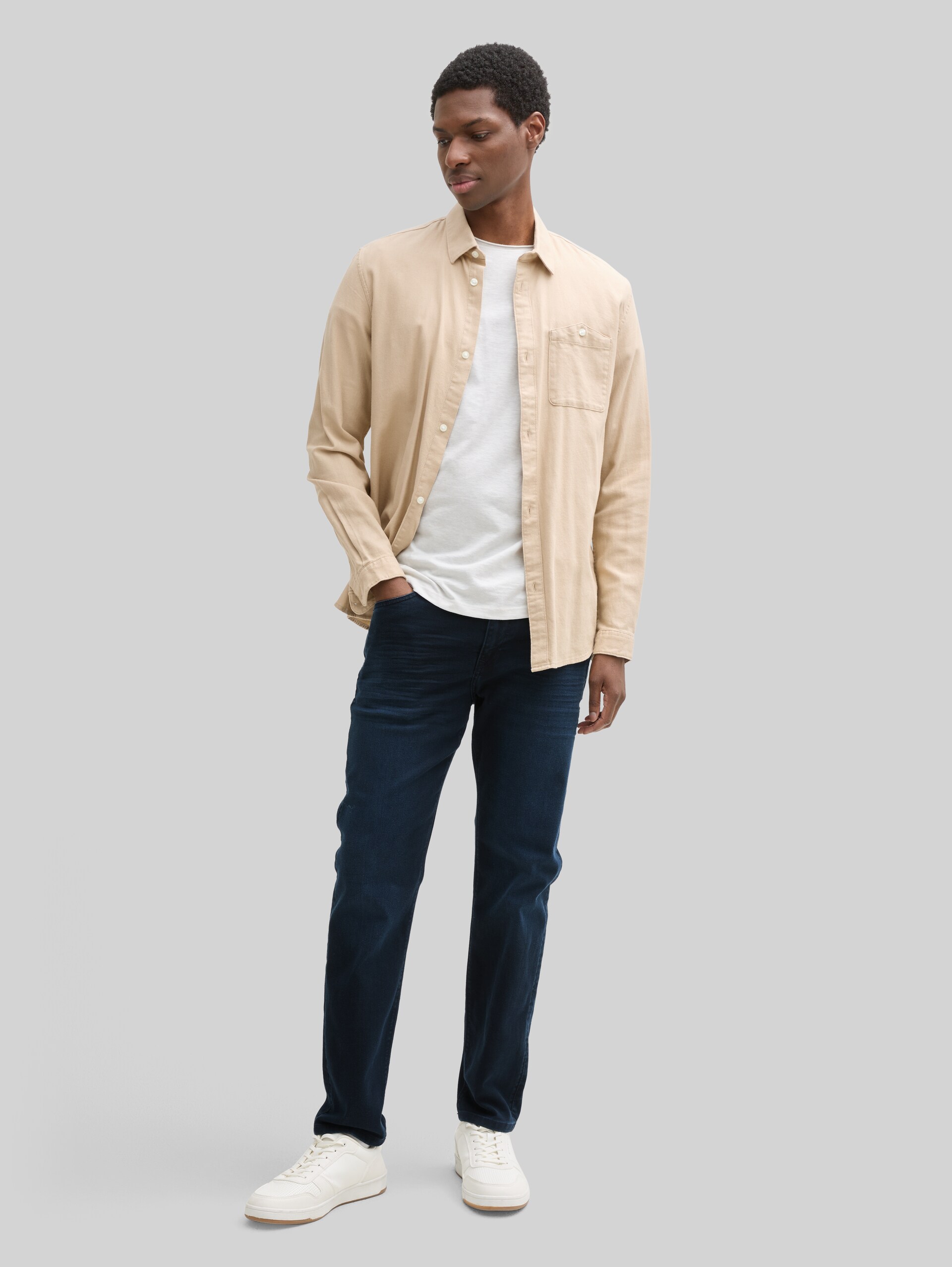 TTBRYDEN TAPERED Jeans - blue black denim - Model front view