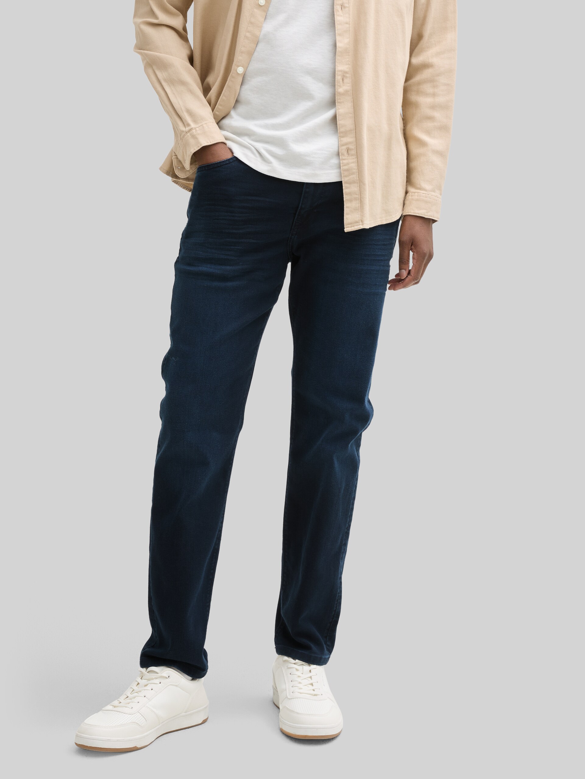 TTBRYDEN TAPERED Jeans - blue black denim - Neckline model front view