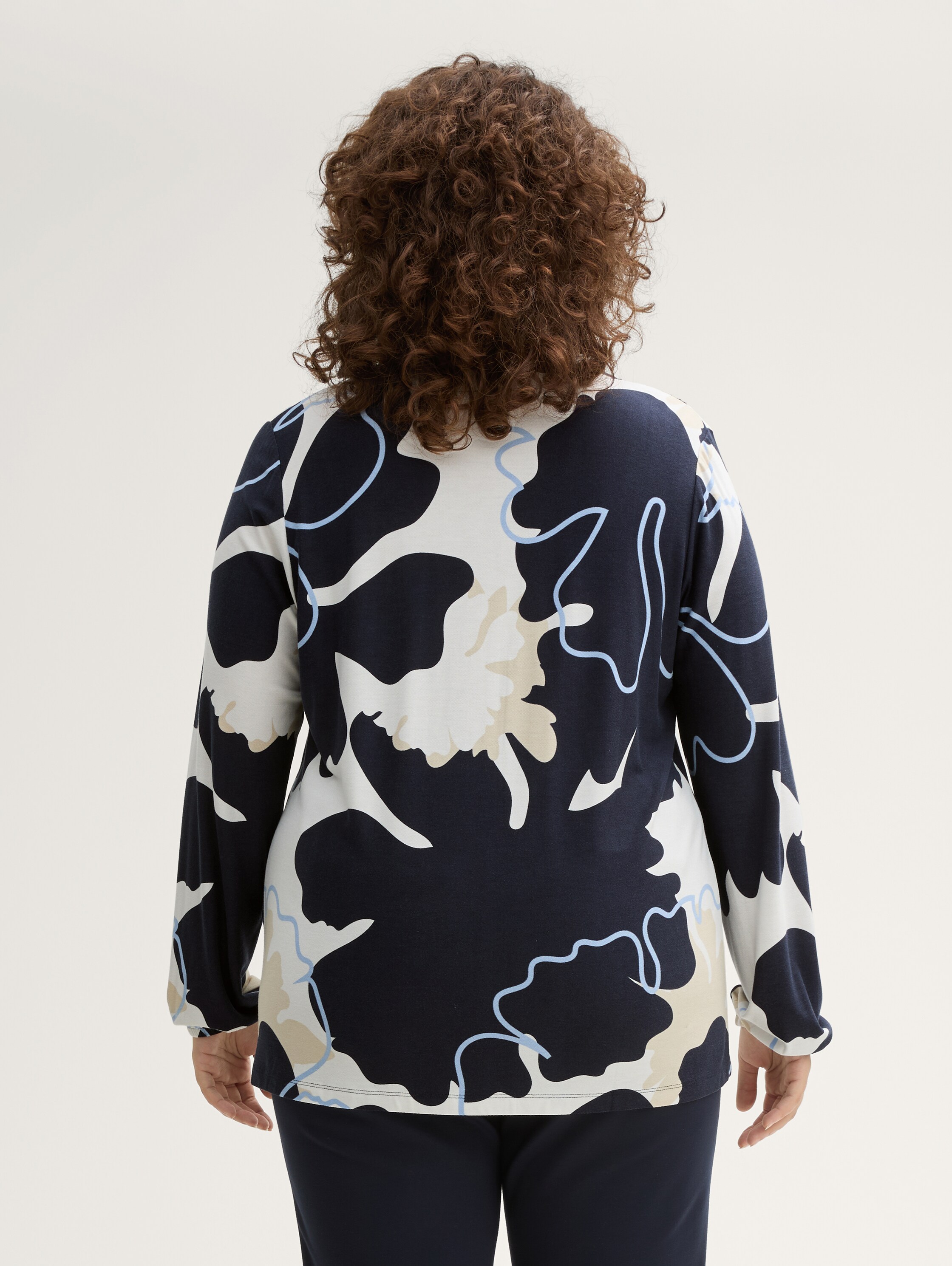 Plus Size - Blusenshirt mit Muster - big_floral_shapes_design - Auschnitt Model-Rückansicht