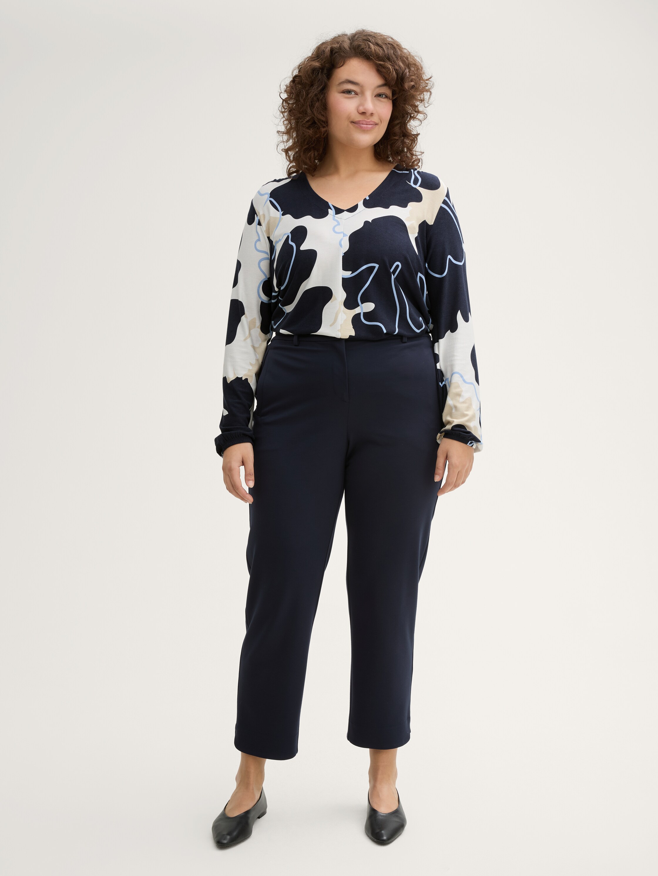 Plus Size - Blusenshirt mit Muster - big_floral_shapes_design - Model-Vorderansicht