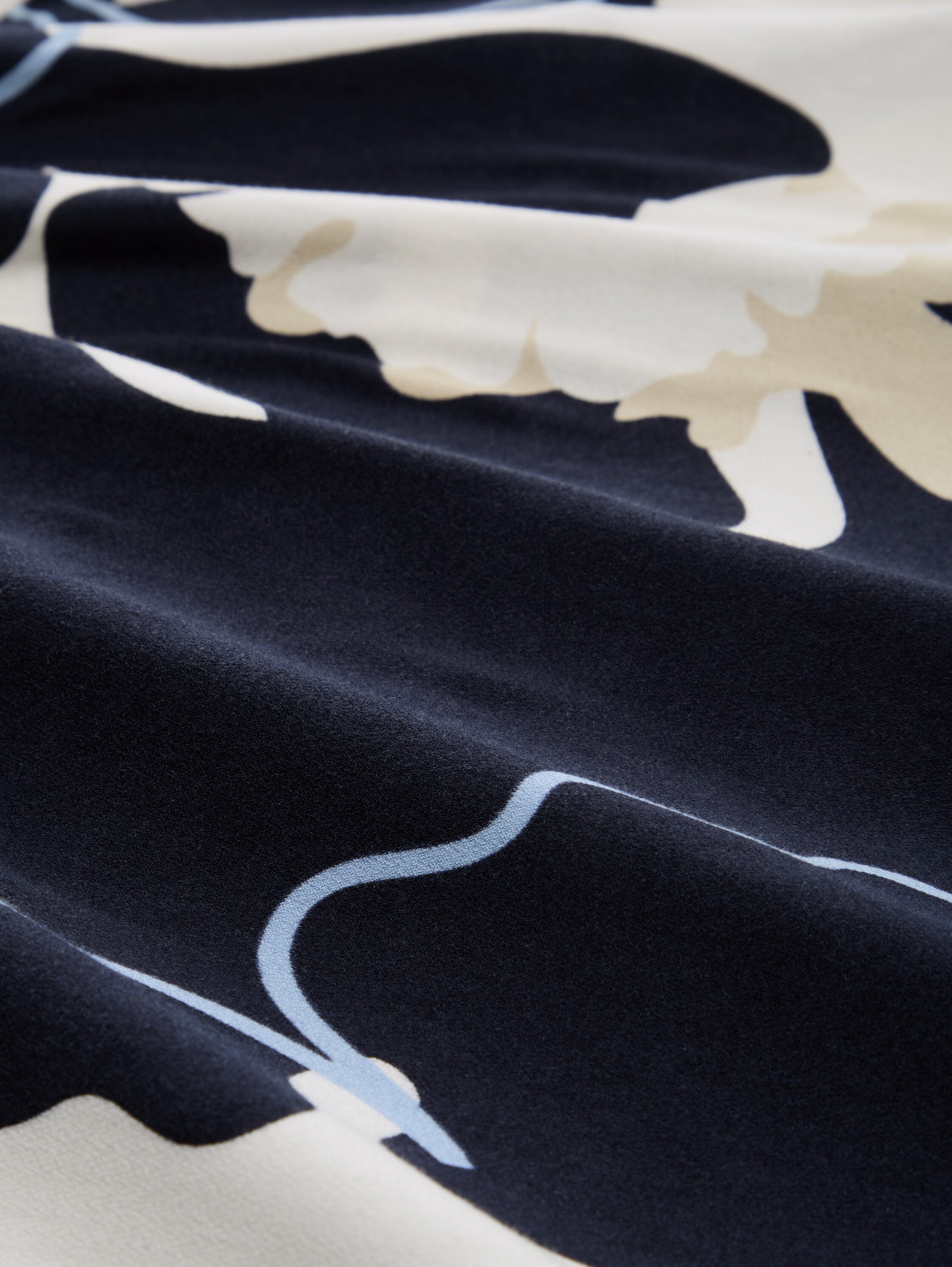 Plus Size - Blusenshirt mit Muster - big_floral_shapes_design - Material-Ansicht