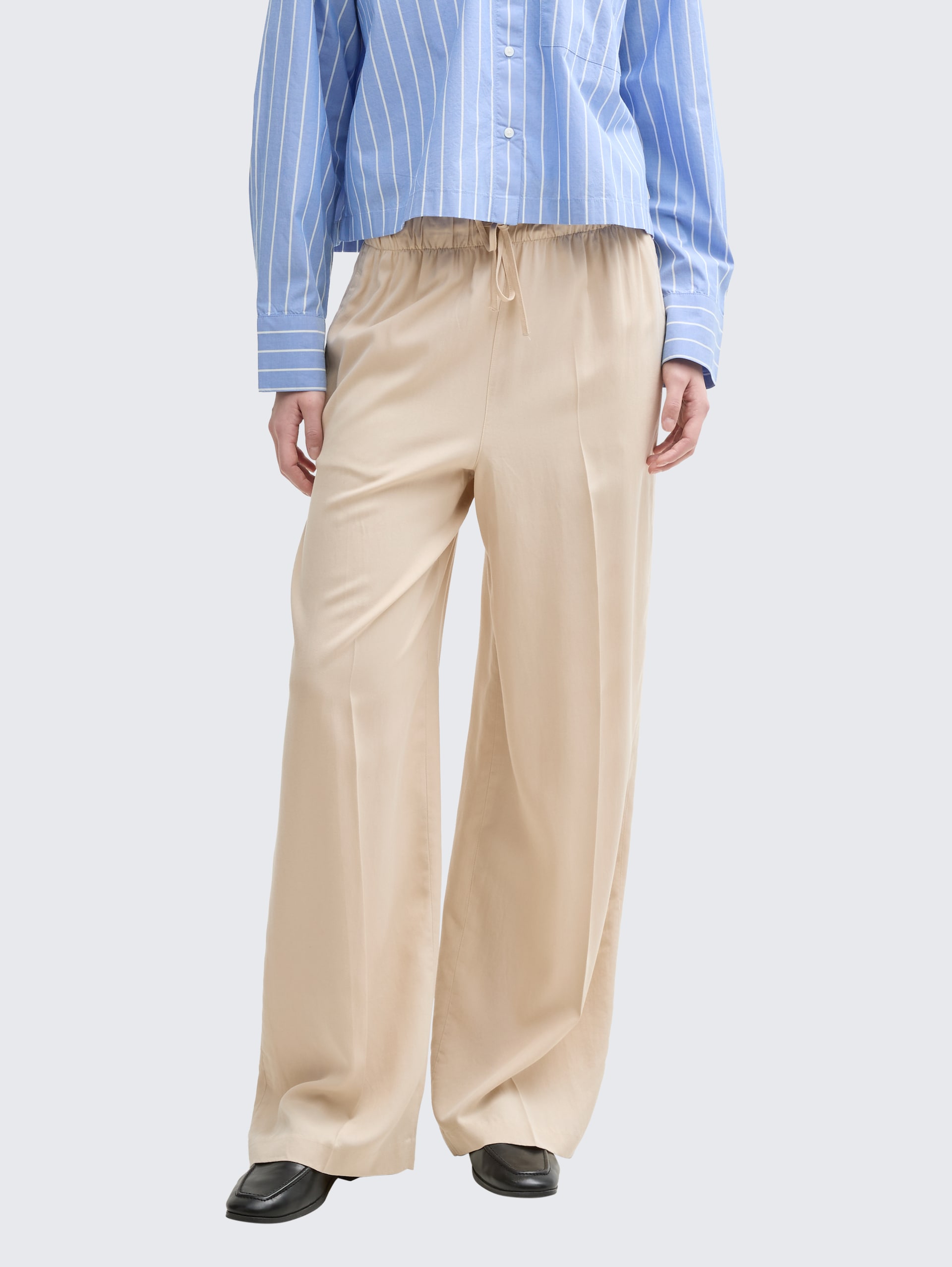 Wide Leg Paperpag Hose - Light Breeze - Ausschnitt Model-Vorderansicht