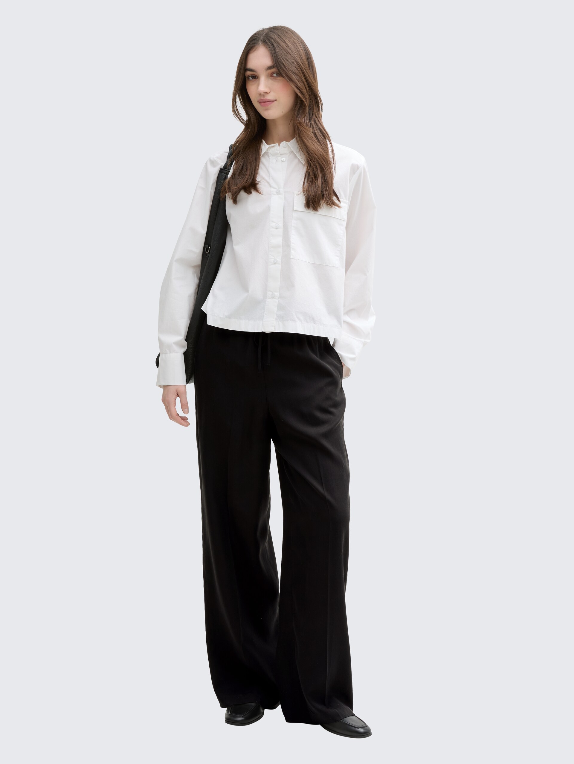 Wide Leg Paperpag Hose - deep black - Model-Vorderansicht