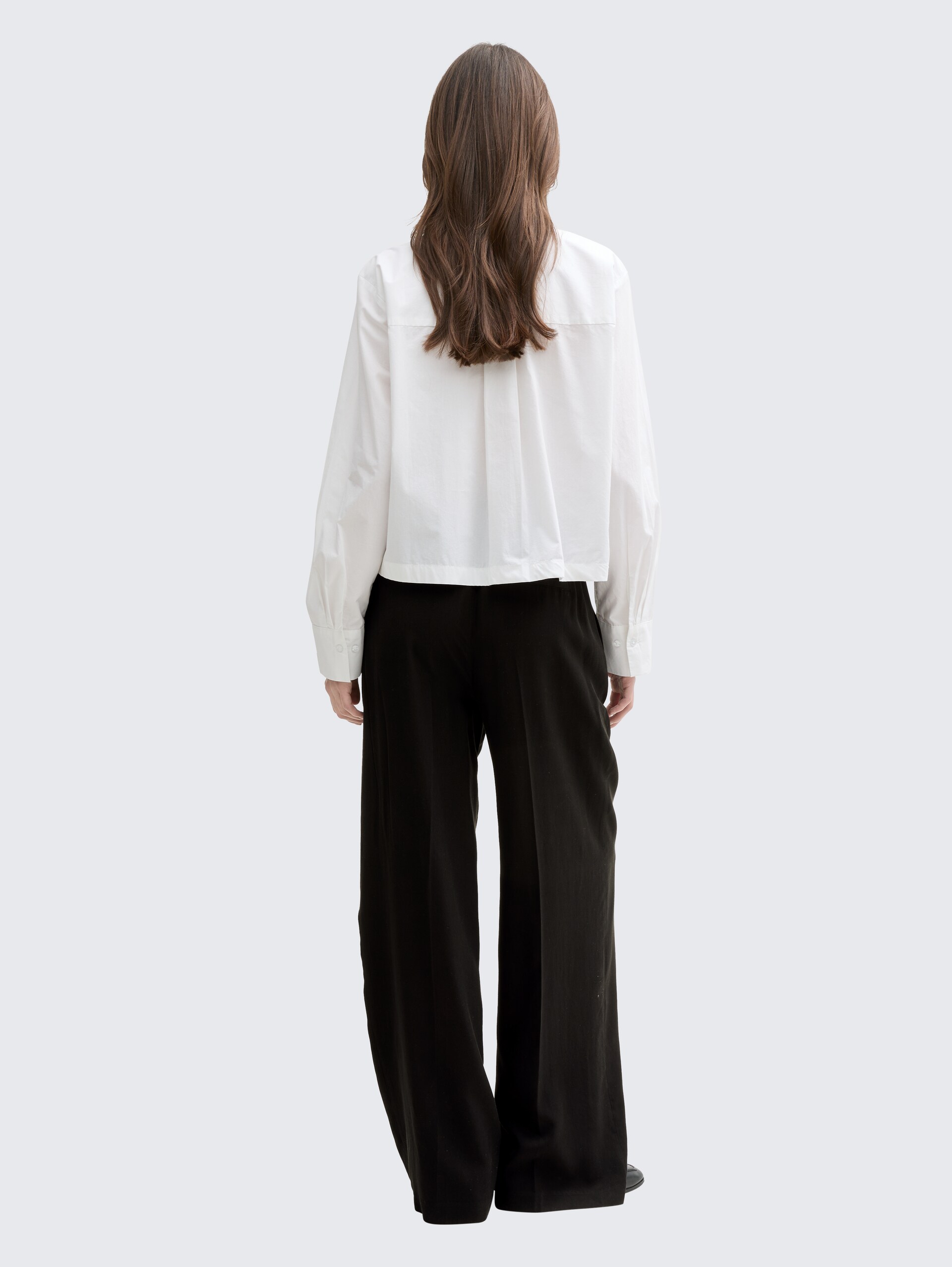 Wide Leg Paperpag Hose - deep black - Auschnitt Model-Rückansicht