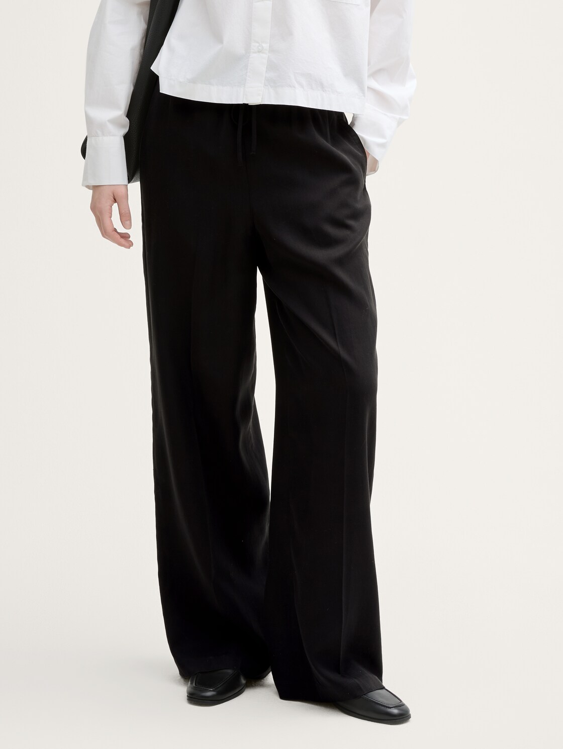 Wide Leg Paperpag Trousers - deep black - Neckline model front view