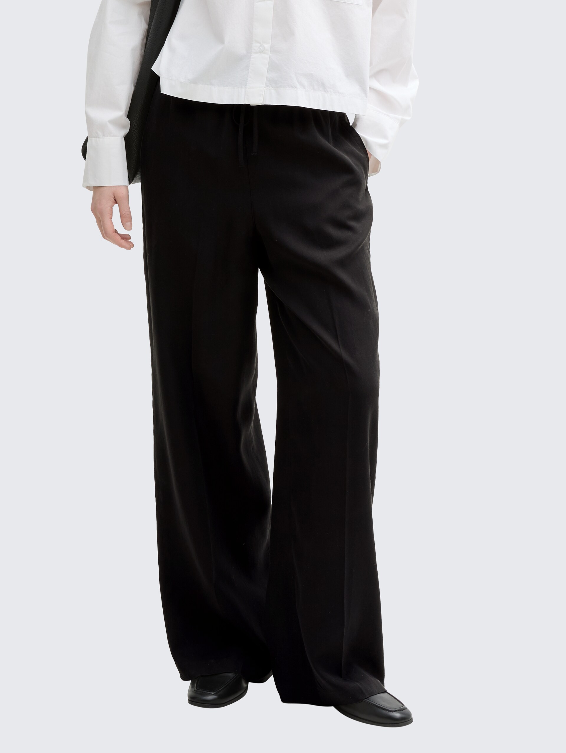 Wide Leg Paperpag Hose - deep black - Ausschnitt Model-Vorderansicht