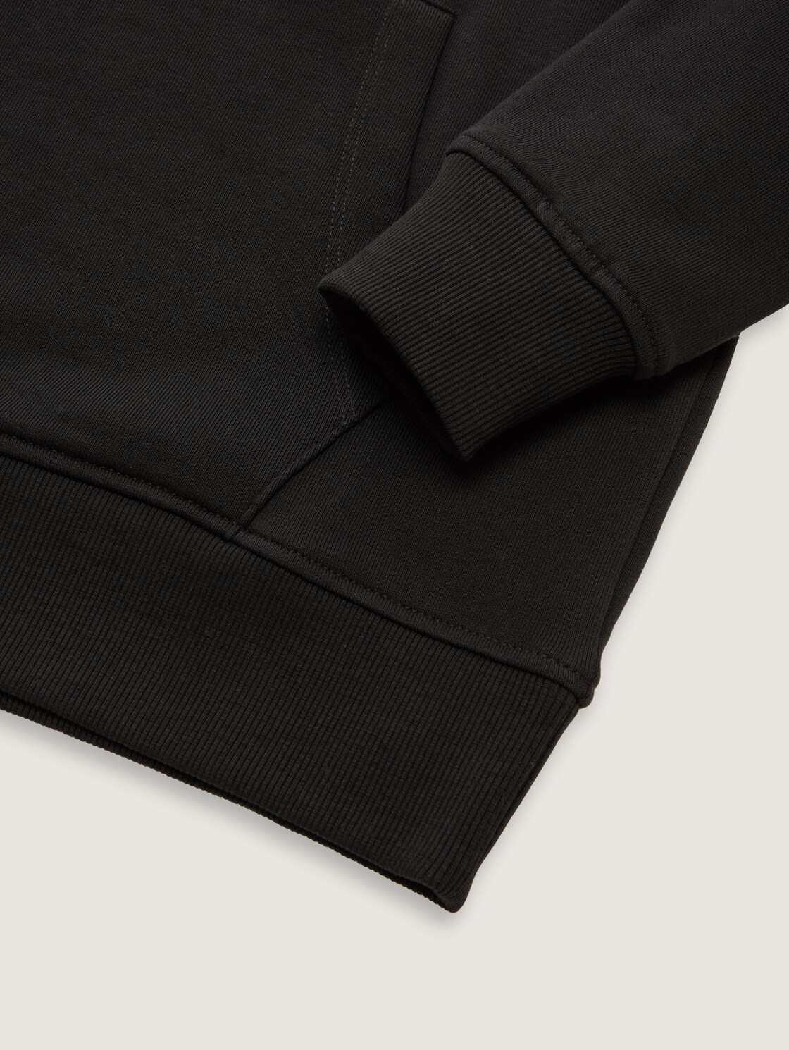 Hoodie Sweatshirt mit Rückenprint - heavy black - Detail-Model-Ansicht