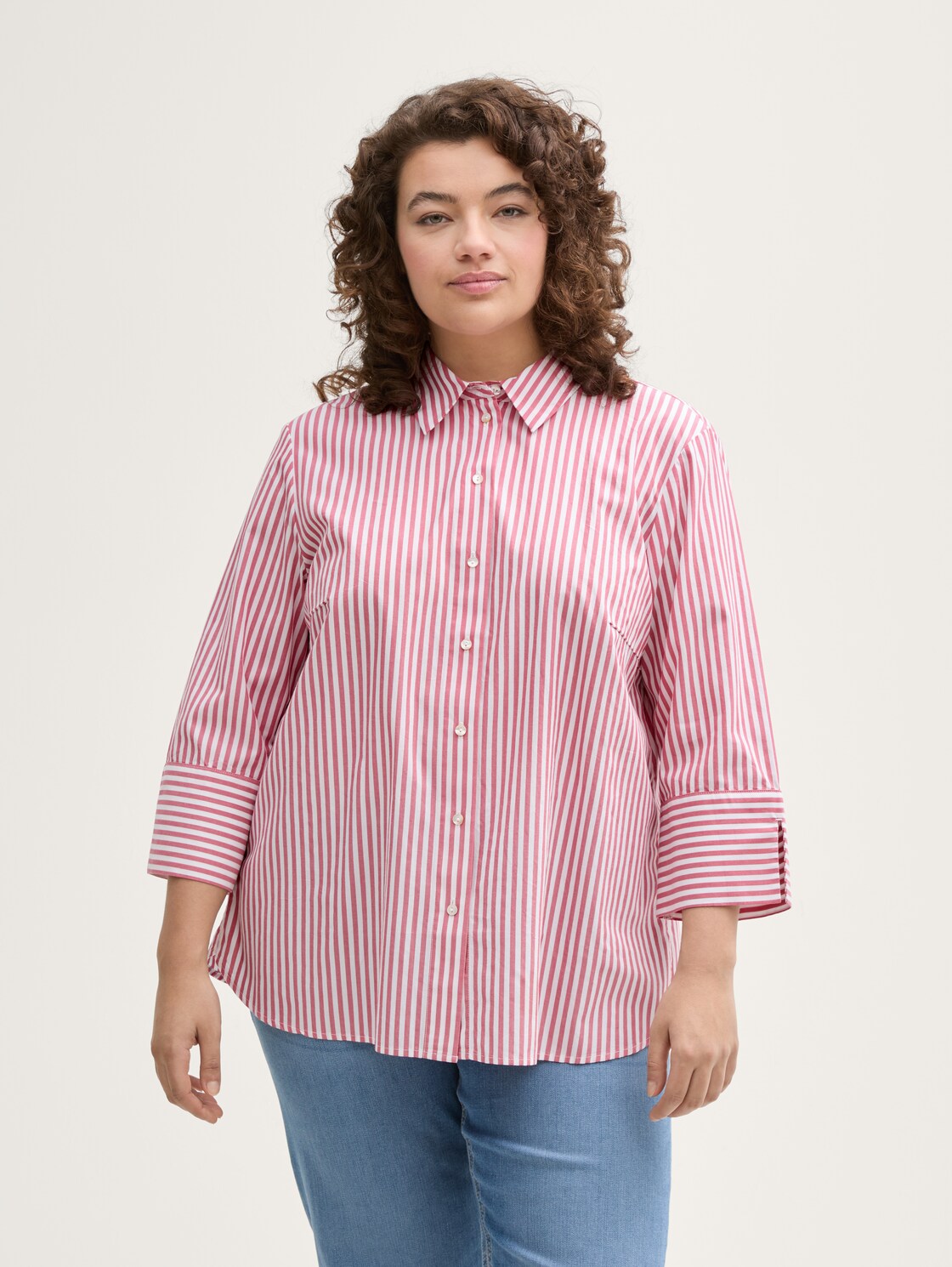 Plus Size - Loose Fit Bluse mit Streifenmuster - mid berry white stripe - Ausschnitt Model-Vorderansicht
