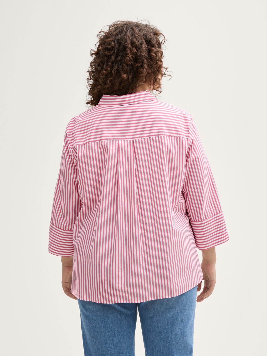 Plus Size - Loose Fit Bluse mit Streifenmuster - mid berry white stripe - Auschnitt Model-Rückansicht