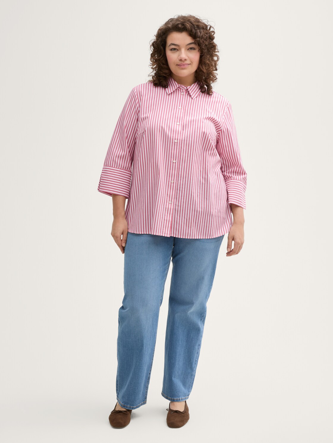 Plus Size - Loose Fit Bluse mit Streifenmuster - mid berry white stripe - Model-Vorderansicht