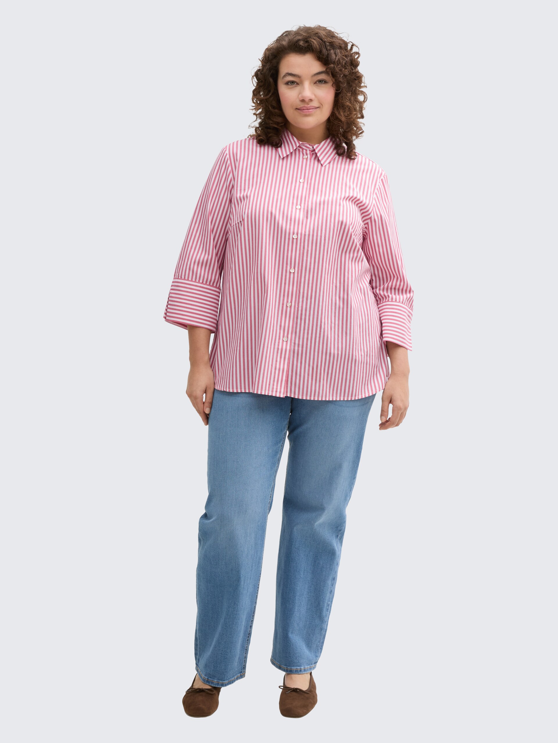 Plus Size - Loose Fit Bluse mit Streifenmuster - mid berry white stripe - Model-Vorderansicht