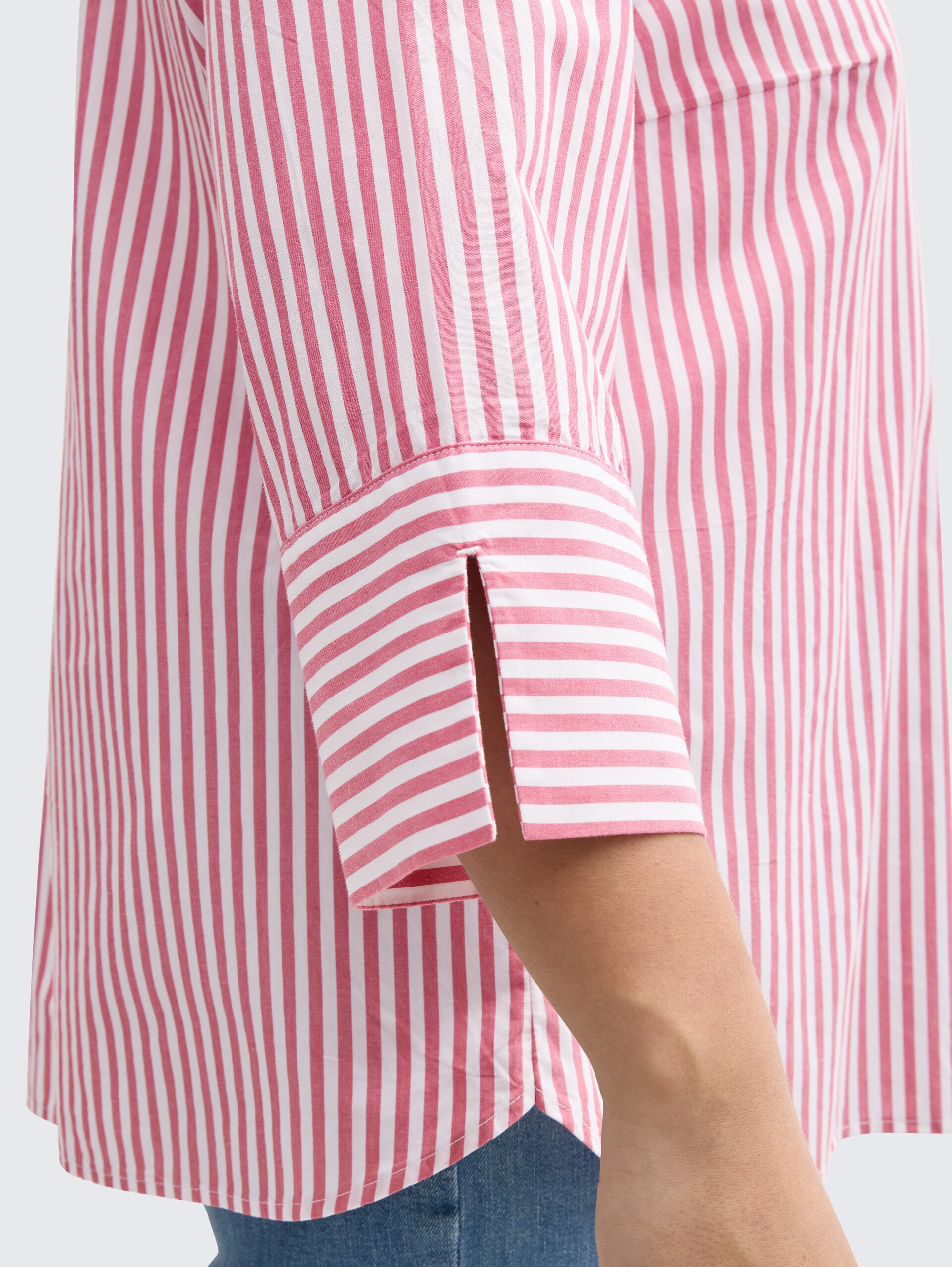 Plus Size - Loose Fit Bluse mit Streifenmuster - mid berry white stripe - Detail-Model-Ansicht