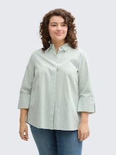 Plus Size - Loose Fit Bluse mit Streifenmuster - mid green white stripe - Ausschnitt Model-Vorderansicht