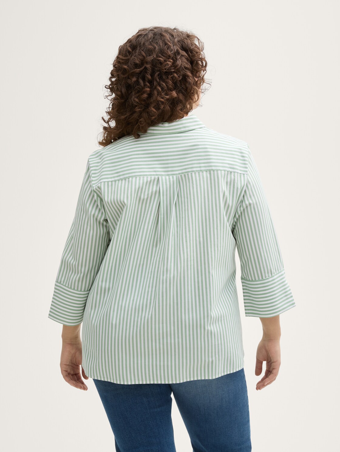Plus Size - Loose Fit Bluse mit Streifenmuster - mid green white stripe - Auschnitt Model-Rückansicht