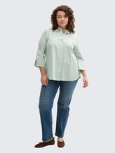 Plus Size - Loose Fit Bluse mit Streifenmuster - mid green white stripe - Model-Vorderansicht