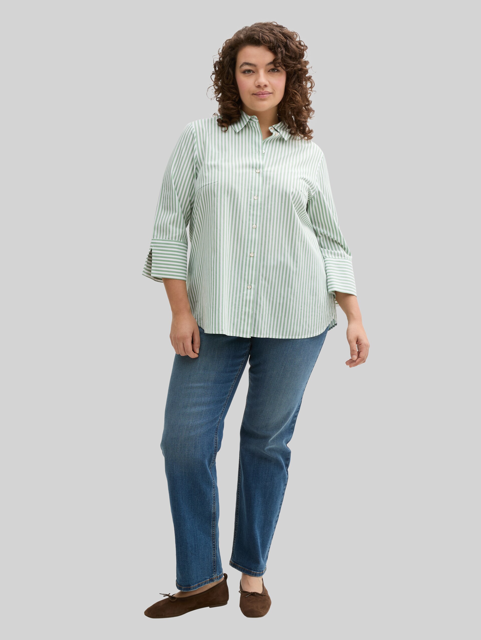 Plus Size - Loose fit blouse with striped pattern - mid green white stripe - Model front view