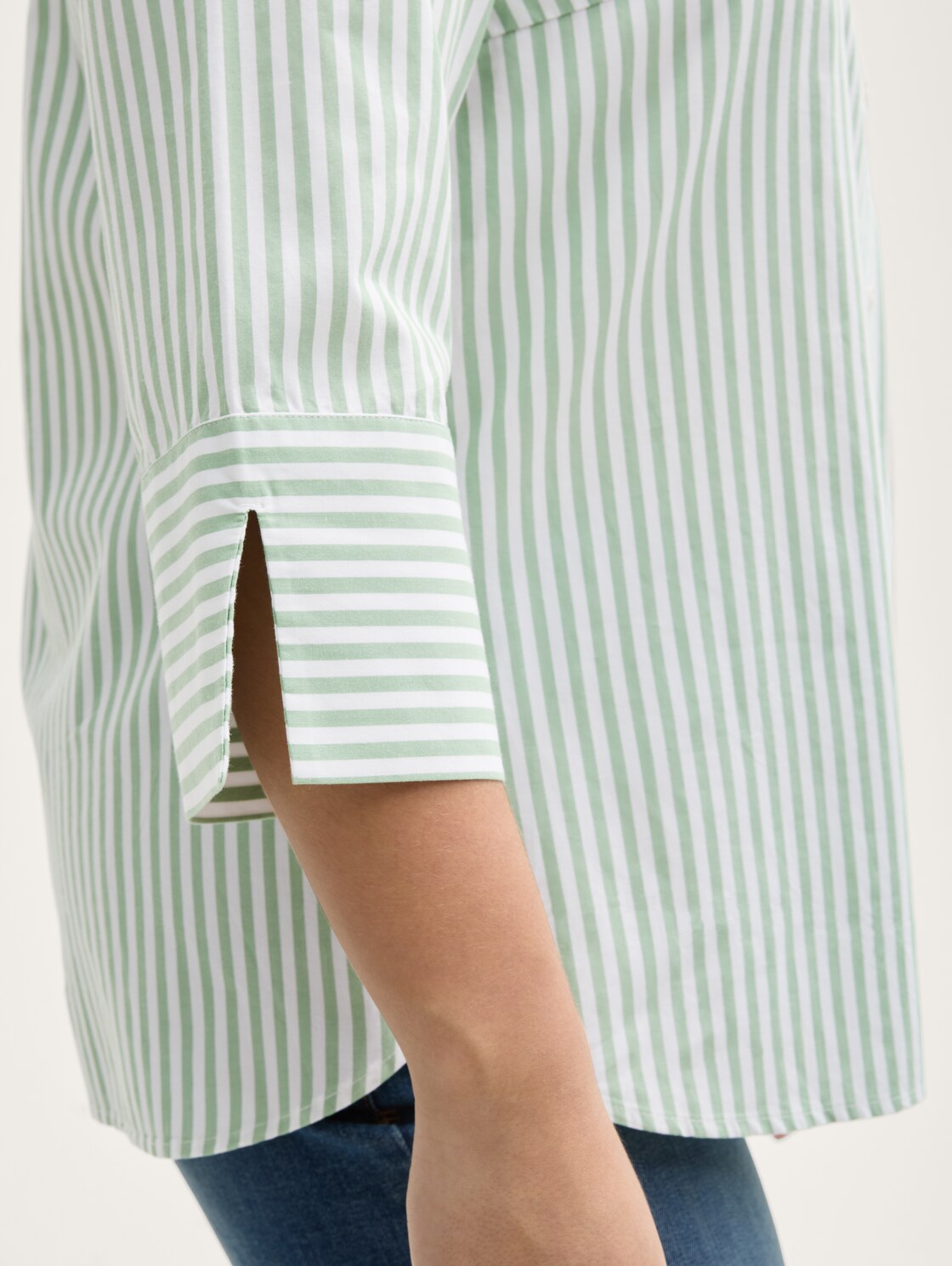 Plus Size - Loose Fit Bluse mit Streifenmuster - mid green white stripe - Detail-Model-Ansicht