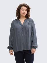 Plus Size - Bluse mit Muster - printed blue white minimal - Ausschnitt Model-Vorderansicht