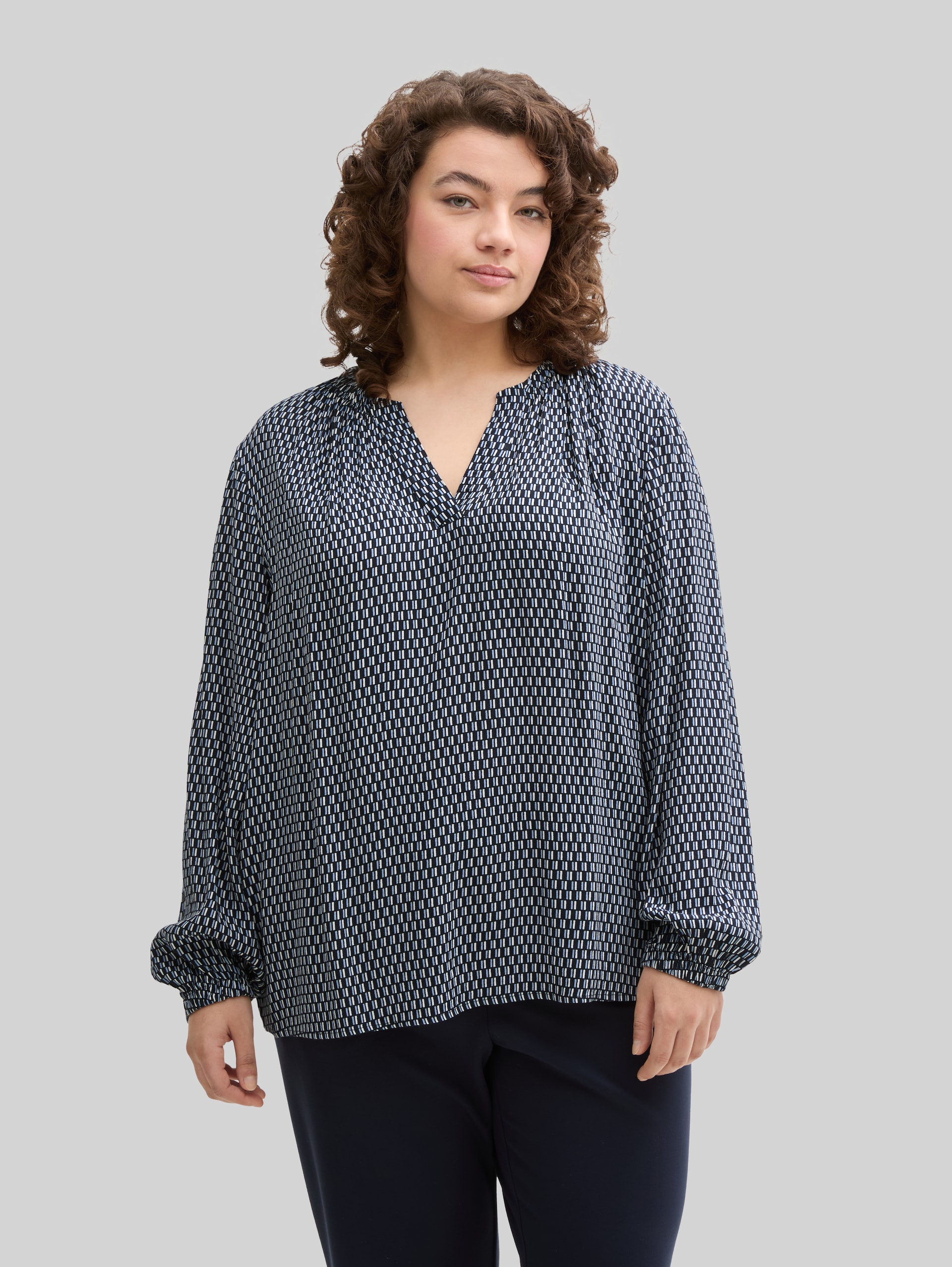 Plus Size - Blouse met patroon - printed blue white minimal - Nek model vooraanzicht