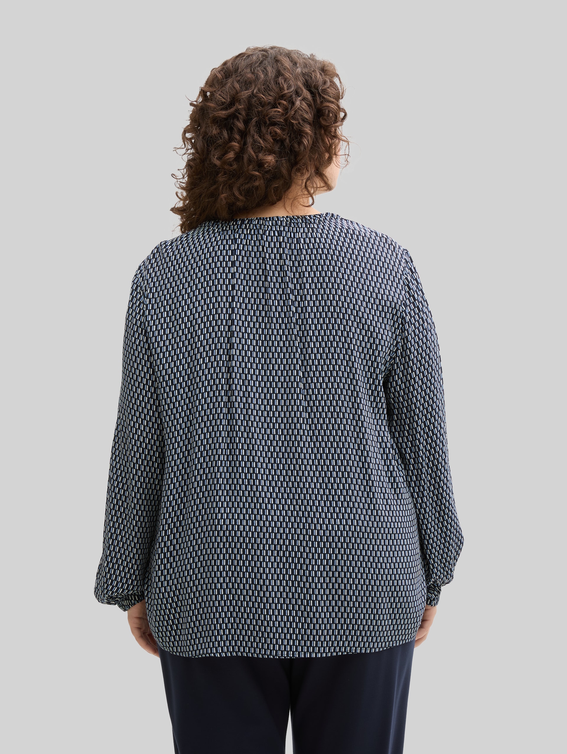 Plus Size - Blouse met patroon - printed blue white minimal - Neklijn model-achteraanzicht