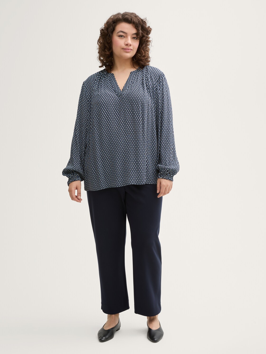 Plus Size - Bluse mit Muster - printed blue white minimal - Model-Vorderansicht